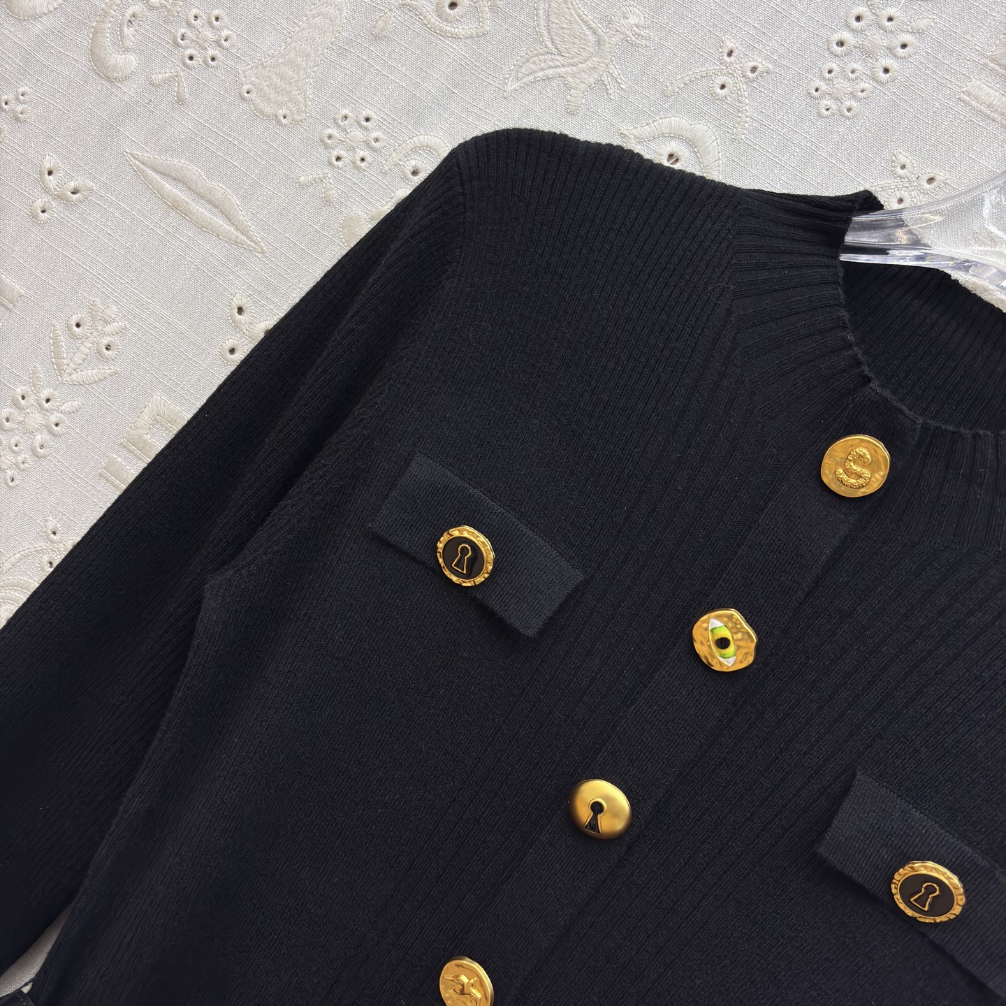 Sch 26春款 异形扣针织拼接百褶裙 氛围感天花板 收腰设计直接把比例焊在身 皮质腰带利落收腰 瞬间优