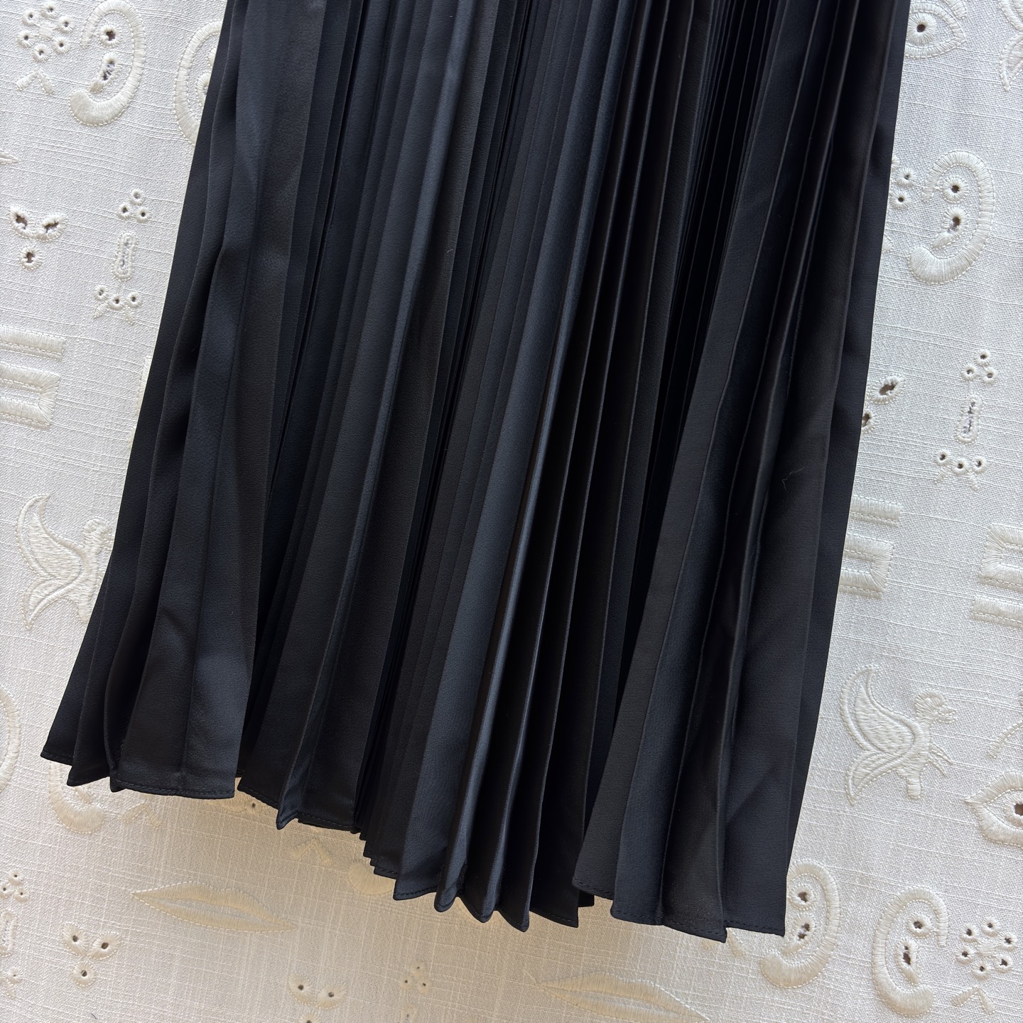 Sch 26春款 异形扣针织拼接百褶裙 氛围感天花板 收腰设计直接把比例焊在身 皮质腰带利落收腰 瞬间优