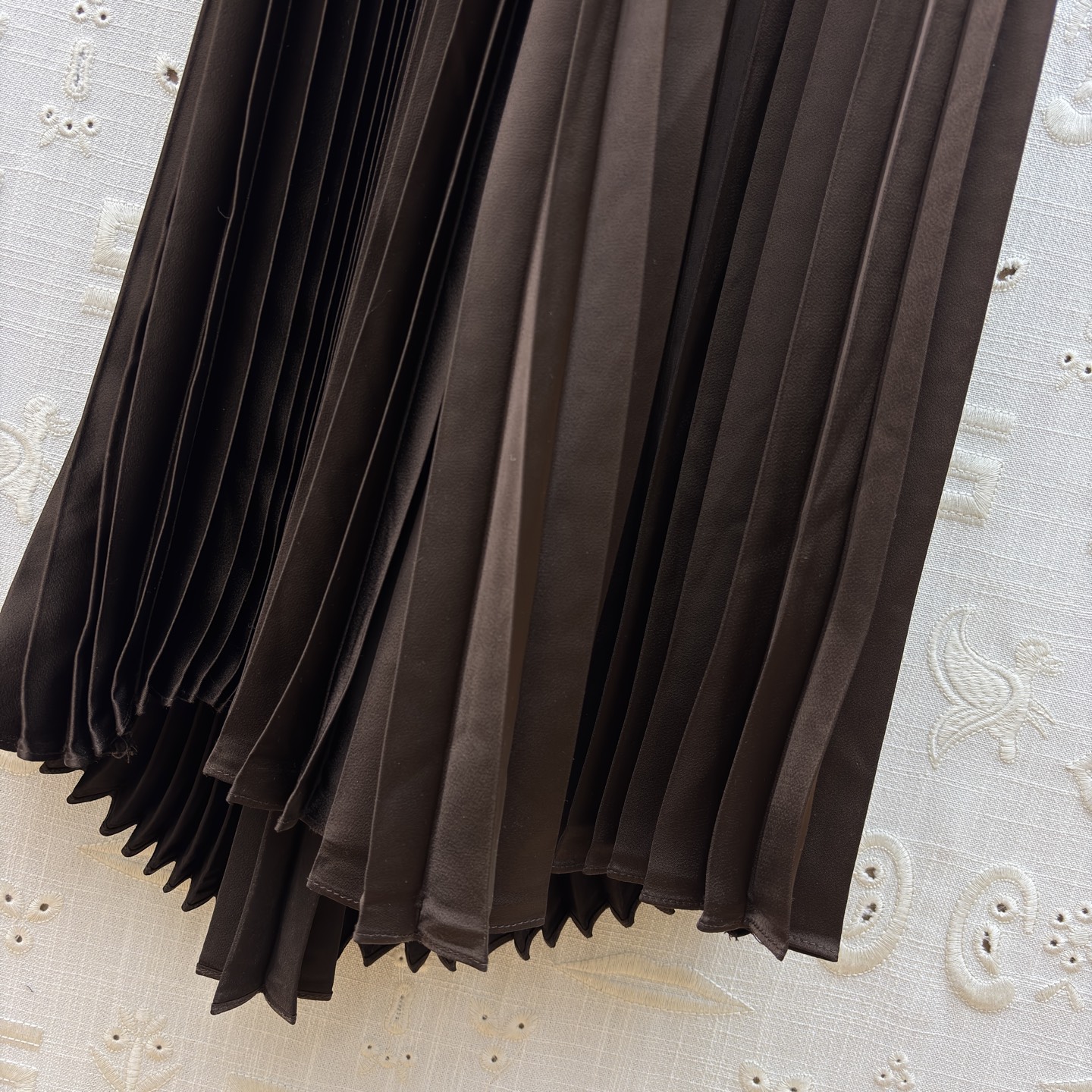 Sch 26春款 异形扣针织拼接百褶裙 氛围感天花板 收腰设计直接把比例焊在身 皮质腰带利落收腰 瞬间优