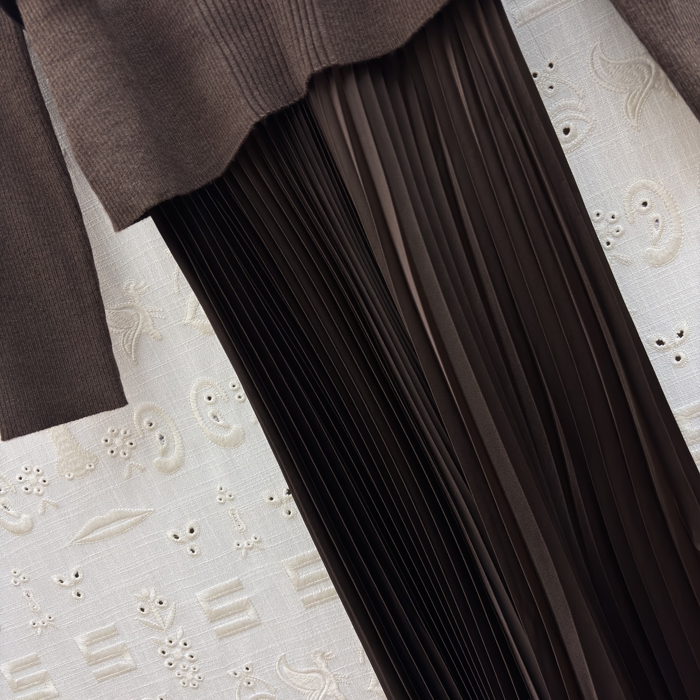 Sch 26春款 异形扣针织拼接百褶裙 氛围感天花板 收腰设计直接把比例焊在身 皮质腰带利落收腰 瞬间优