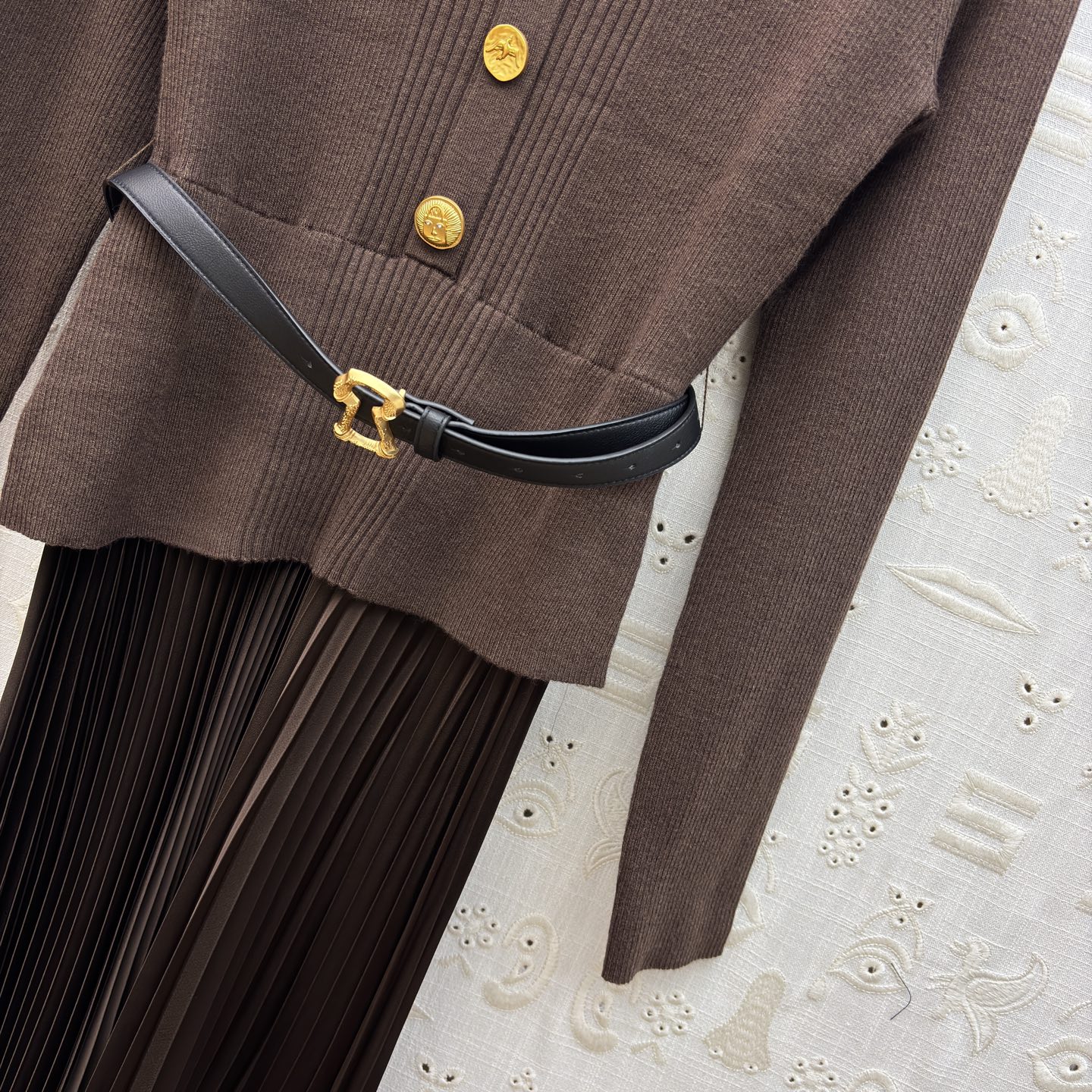 Sch 26春款 异形扣针织拼接百褶裙 氛围感天花板 收腰设计直接把比例焊在身 皮质腰带利落收腰 瞬间优