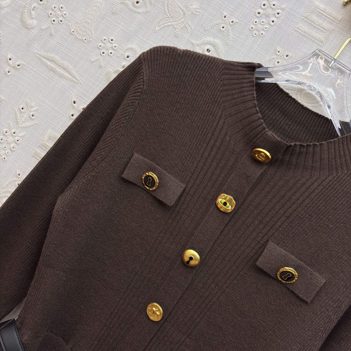 Sch 26春款 异形扣针织拼接百褶裙 氛围感天花板 收腰设计直接把比例焊在身 皮质腰带利落收腰 瞬间优