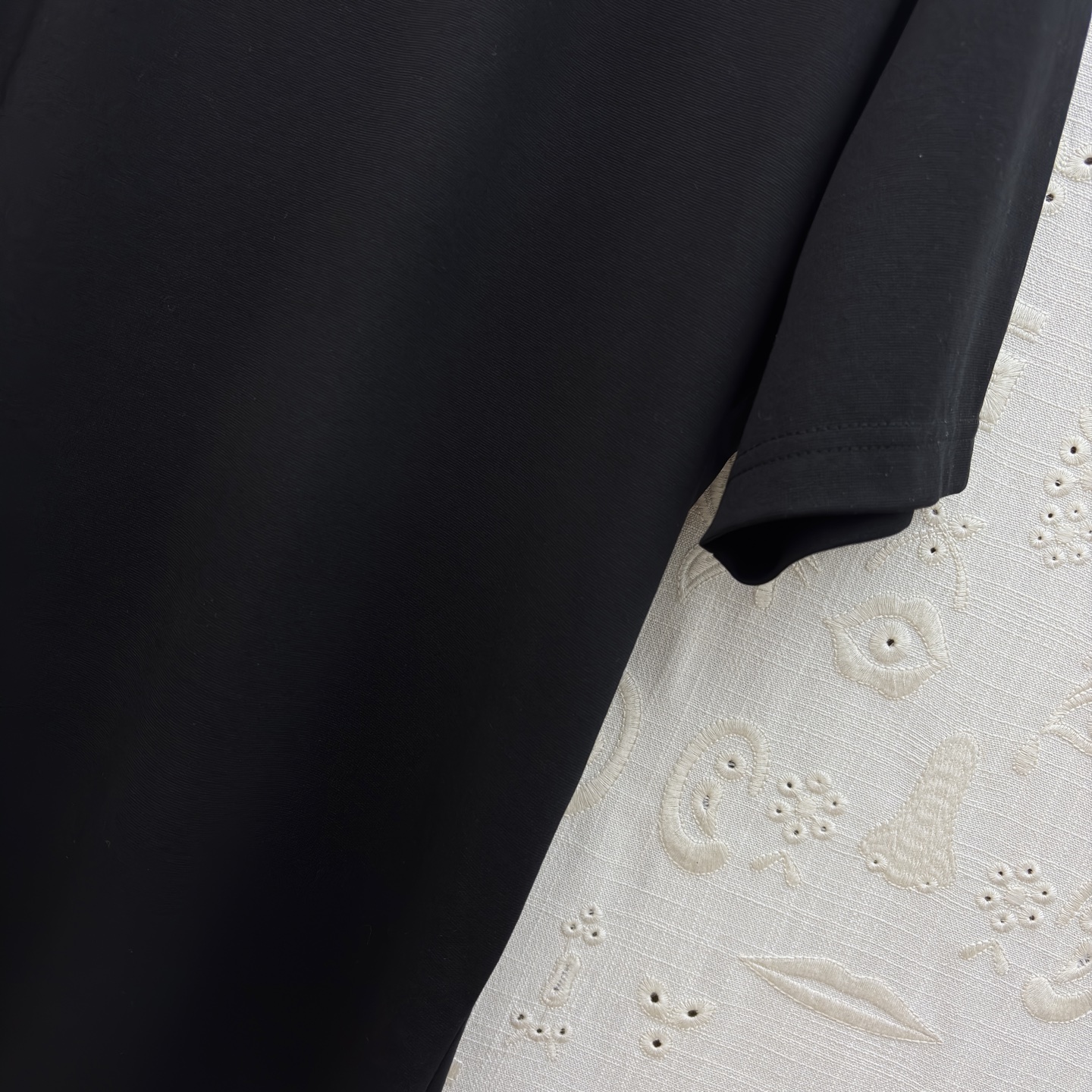 Sch 夏日衣橱刚需三色T恤重磅上线！极简宽松廓形适配各种身形 侧边开衩设计悄悄优化比例 软糯透气的面料