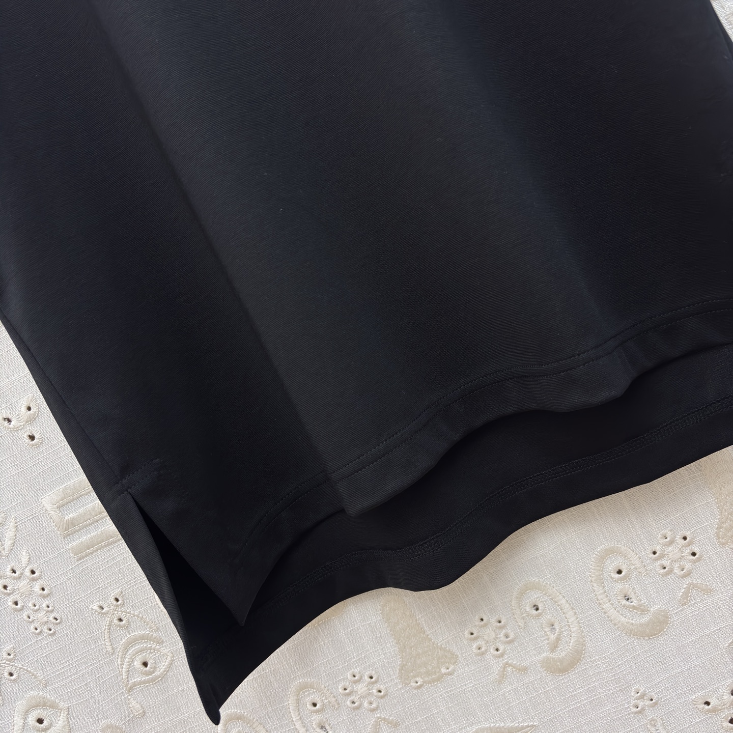 Sch 夏日衣橱刚需三色T恤重磅上线！极简宽松廓形适配各种身形 侧边开衩设计悄悄优化比例 软糯透气的面料