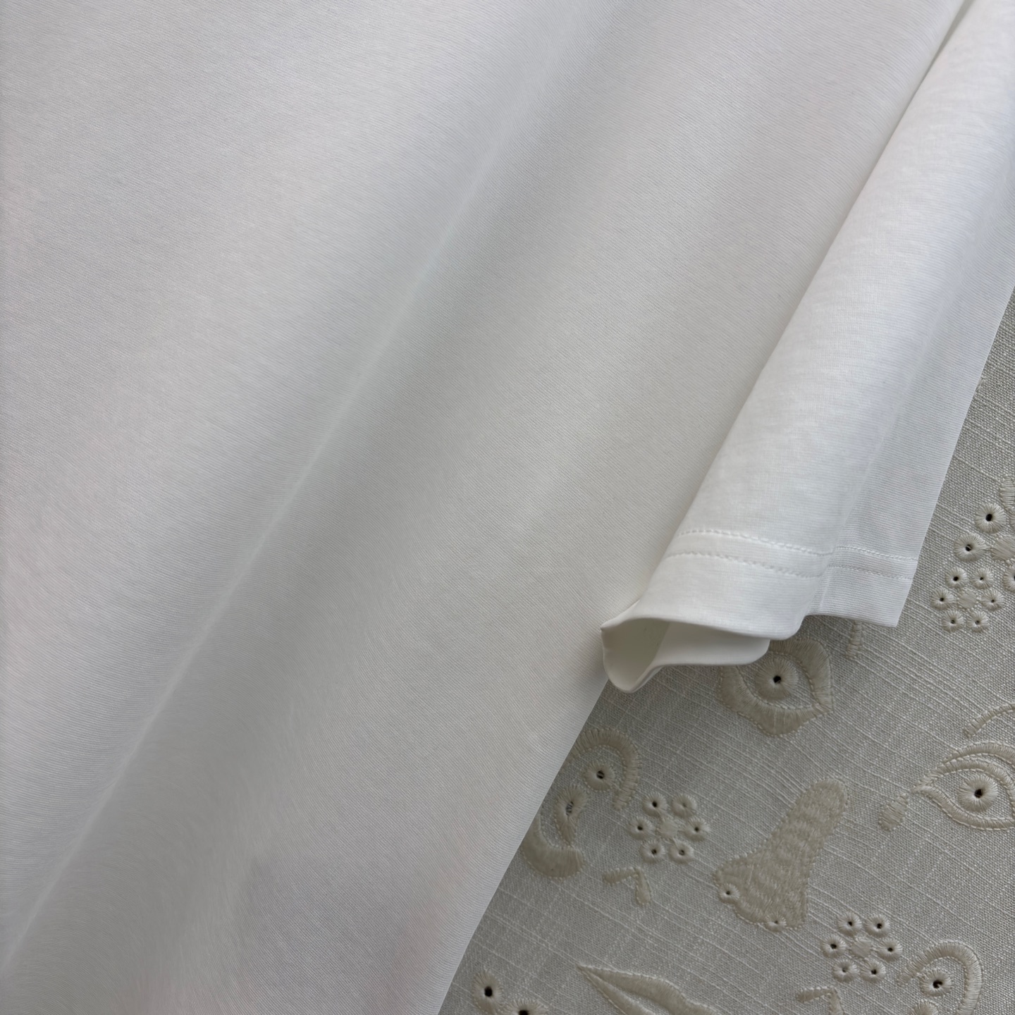 Sch 夏日衣橱刚需三色T恤重磅上线！极简宽松廓形适配各种身形 侧边开衩设计悄悄优化比例 软糯透气的面料