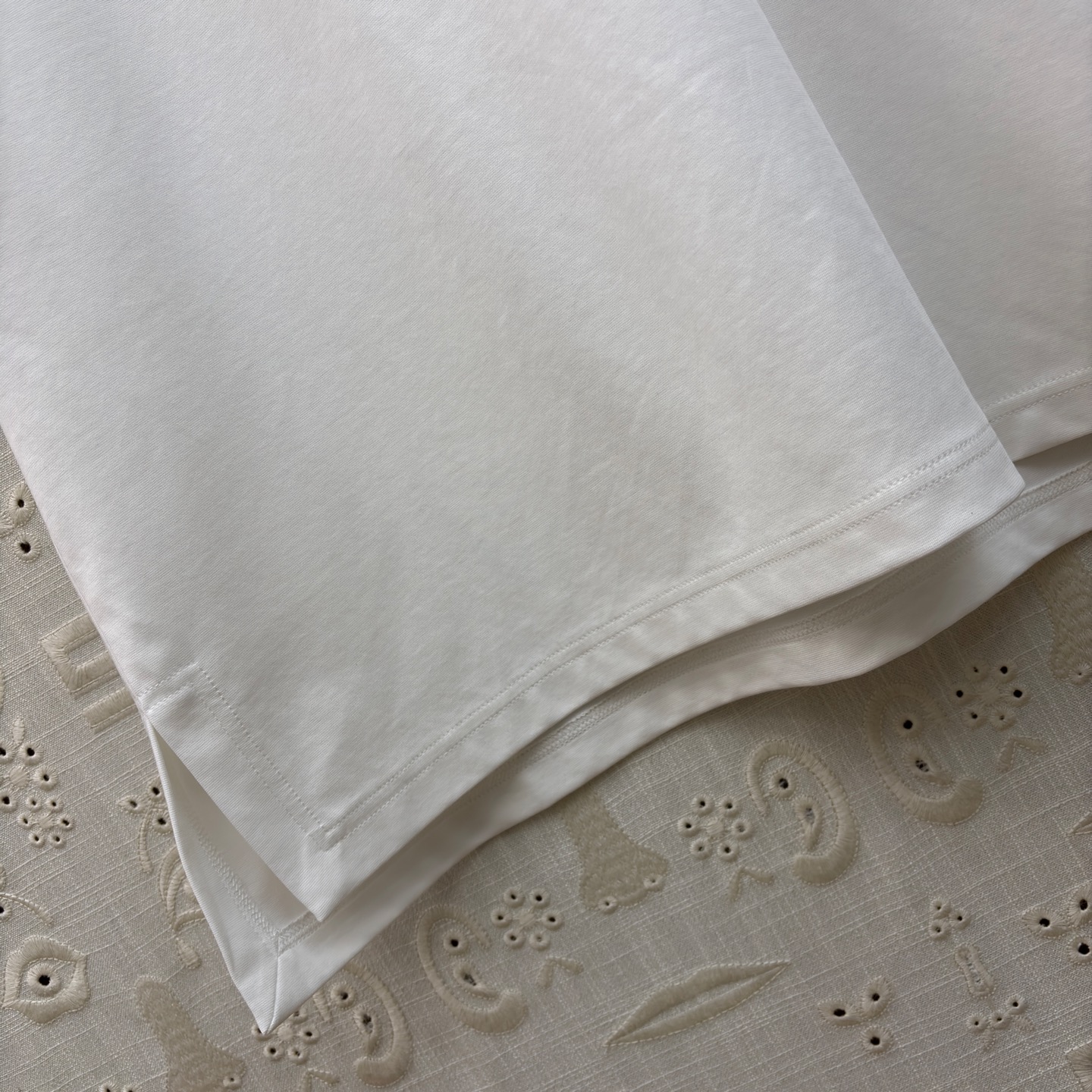 Sch 夏日衣橱刚需三色T恤重磅上线！极简宽松廓形适配各种身形 侧边开衩设计悄悄优化比例 软糯透气的面料