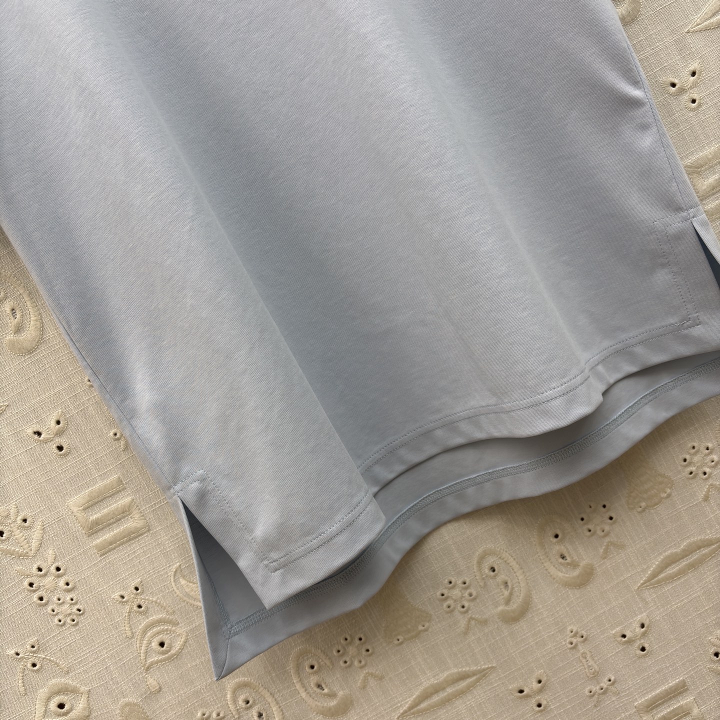 Sch 夏日衣橱刚需三色T恤重磅上线！极简宽松廓形适配各种身形 侧边开衩设计悄悄优化比例 软糯透气的面料