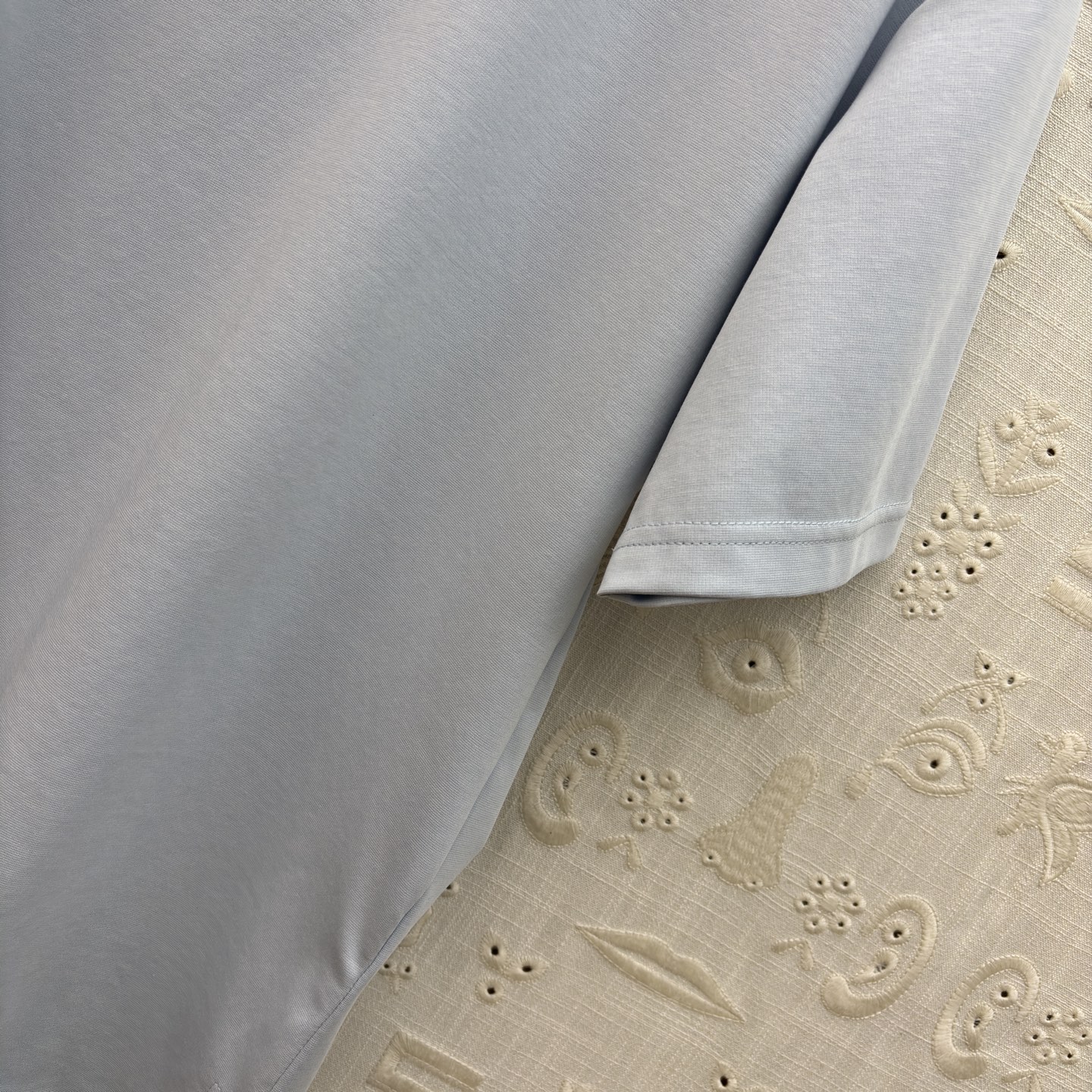 Sch 夏日衣橱刚需三色T恤重磅上线！极简宽松廓形适配各种身形 侧边开衩设计悄悄优化比例 软糯透气的面料