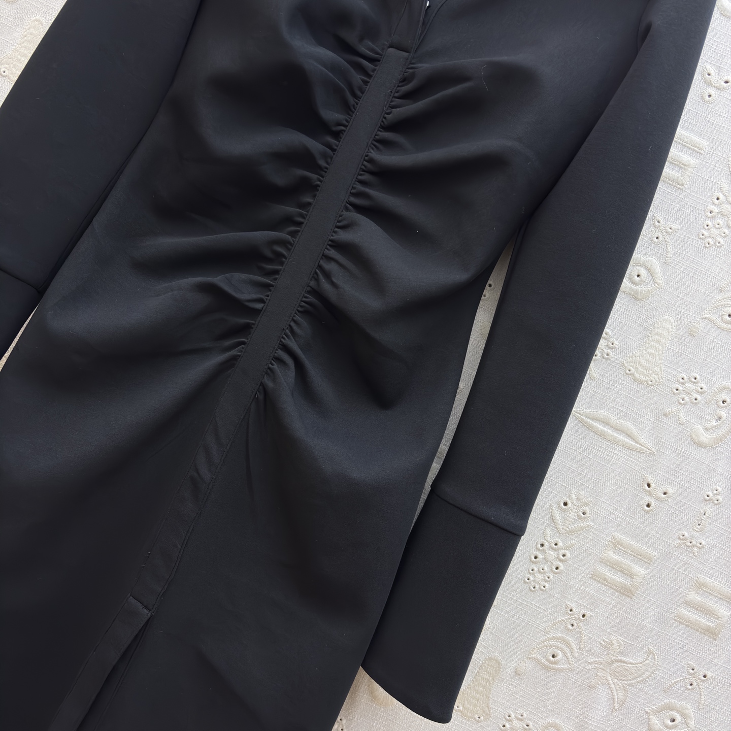 异形扣装饰翻领褶皱连衣裙 高级质感风✨ 把“氛围感”穿在身上 ✨翻领设计自带气场 前襟褶皱巧妙收腰 勾勒