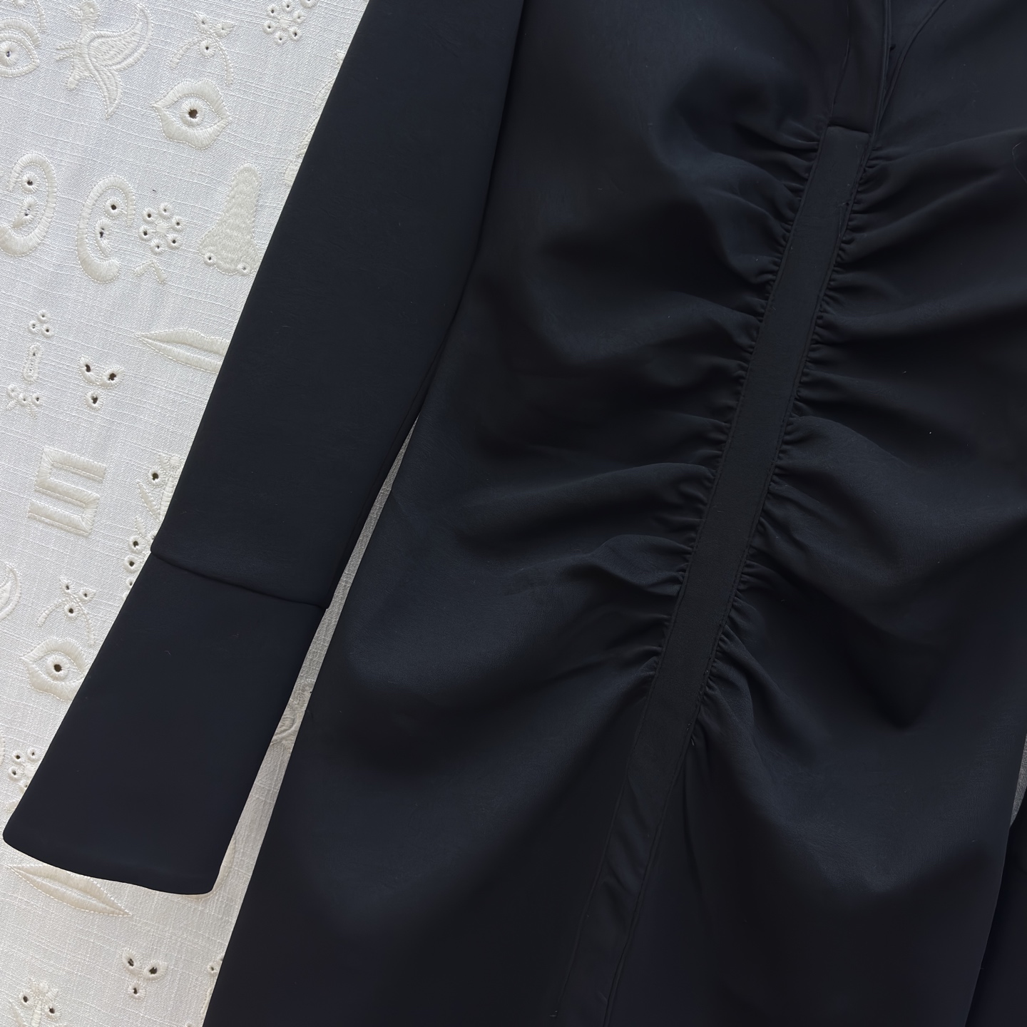 异形扣装饰翻领褶皱连衣裙 高级质感风✨ 把“氛围感”穿在身上 ✨翻领设计自带气场 前襟褶皱巧妙收腰 勾勒