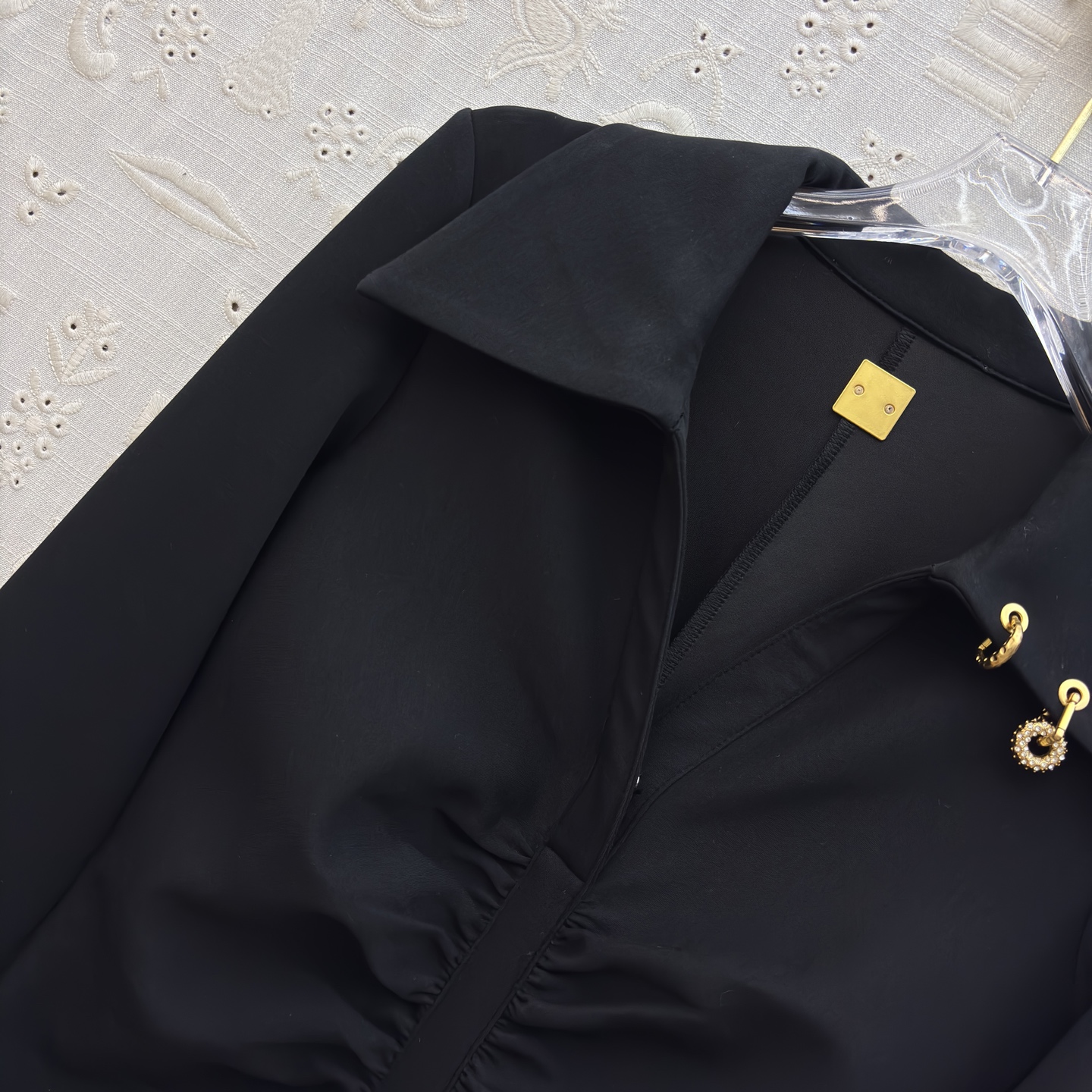 异形扣装饰翻领褶皱连衣裙 高级质感风✨ 把“氛围感”穿在身上 ✨翻领设计自带气场 前襟褶皱巧妙收腰 勾勒