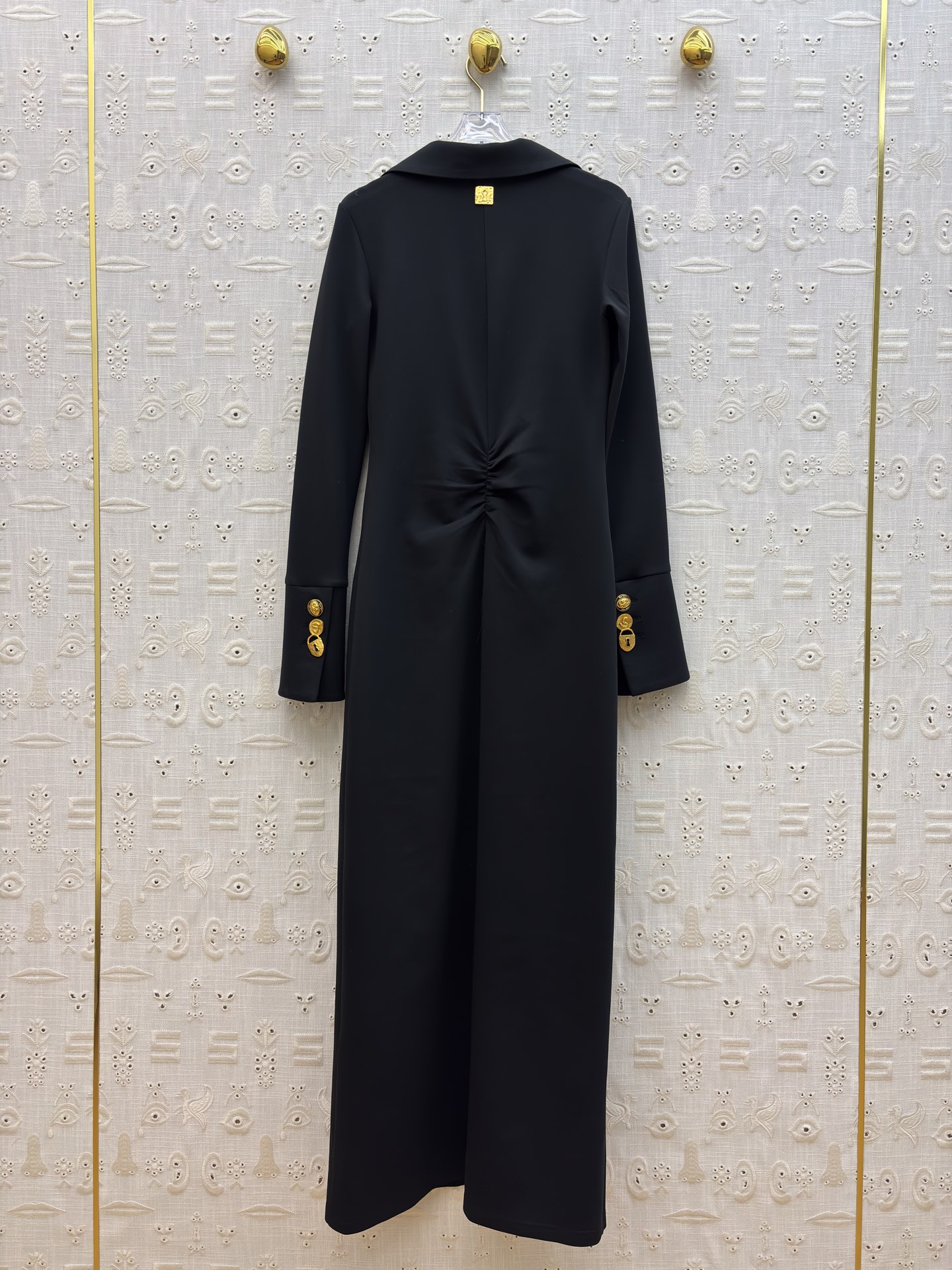 异形扣装饰翻领褶皱连衣裙 高级质感风✨ 把“氛围感”穿在身上 ✨翻领设计自带气场 前襟褶皱巧妙收腰 勾勒