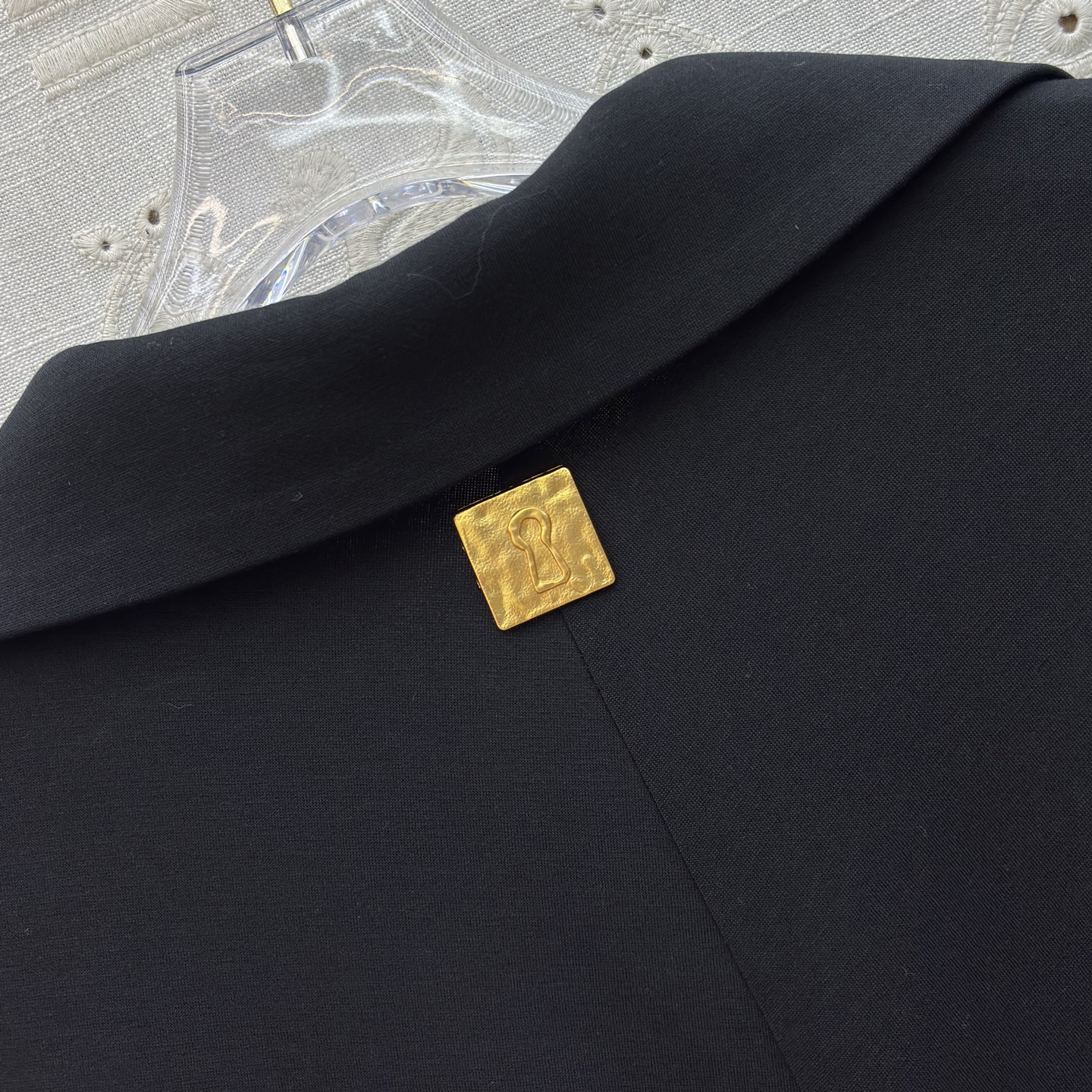 异形扣装饰翻领褶皱连衣裙 高级质感风✨ 把“氛围感”穿在身上 ✨翻领设计自带气场 前襟褶皱巧妙收腰 勾勒