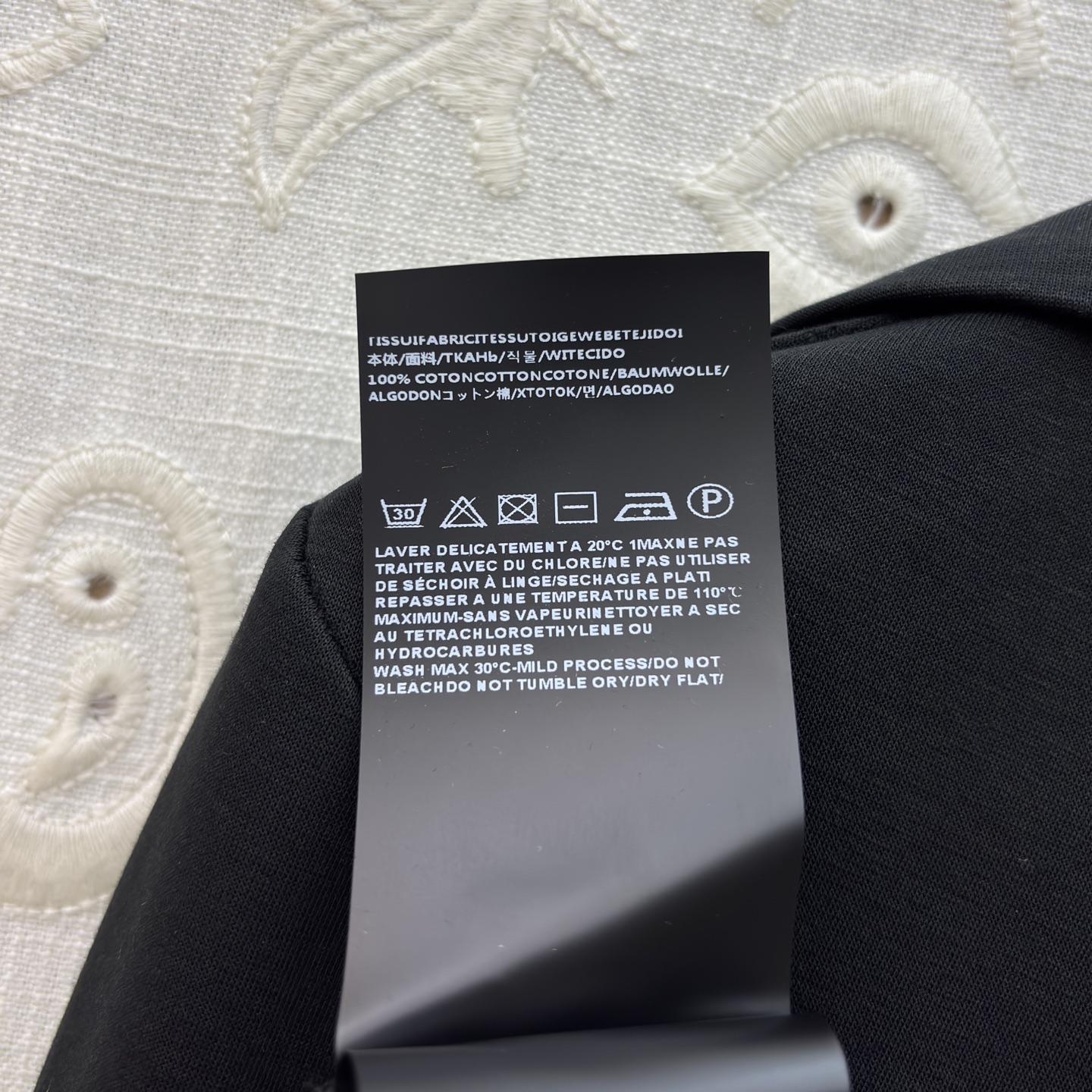 异形扣装饰翻领褶皱连衣裙 高级质感风✨ 把“氛围感”穿在身上 ✨翻领设计自带气场 前襟褶皱巧妙收腰 勾勒