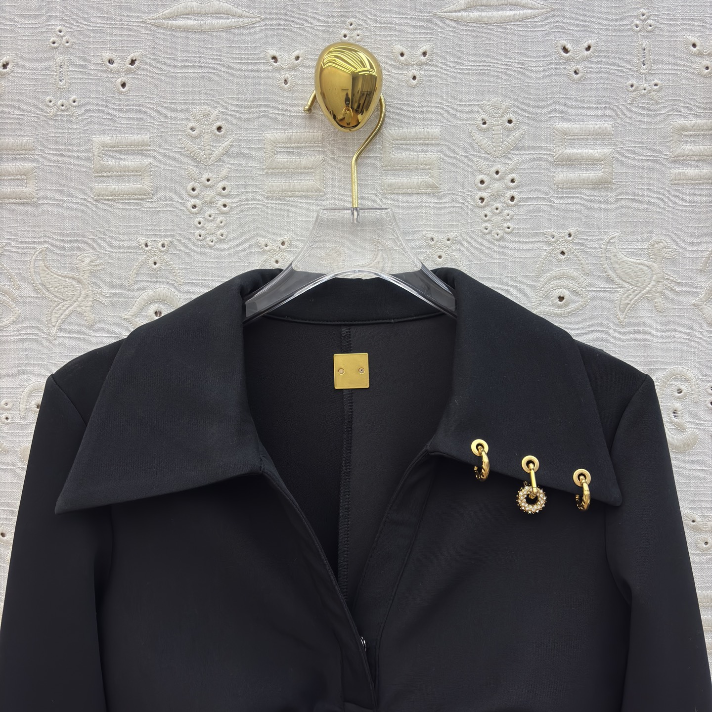 异形扣装饰翻领褶皱连衣裙 高级质感风✨ 把“氛围感”穿在身上 ✨翻领设计自带气场 前襟褶皱巧妙收腰 勾勒