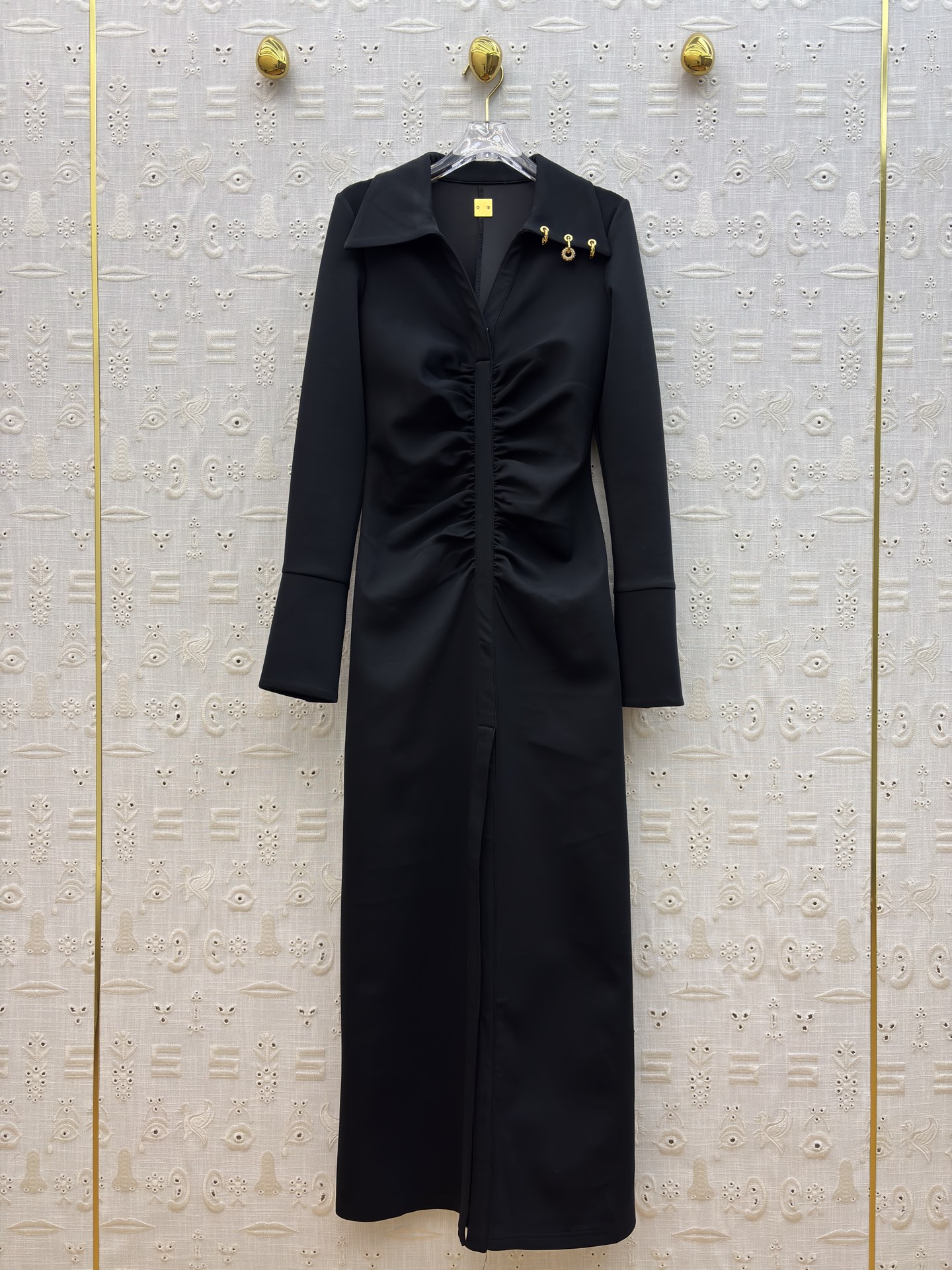 异形扣装饰翻领褶皱连衣裙 高级质感风✨ 把“氛围感”穿在身上 ✨翻领设计自带气场 前襟褶皱巧妙收腰 勾勒