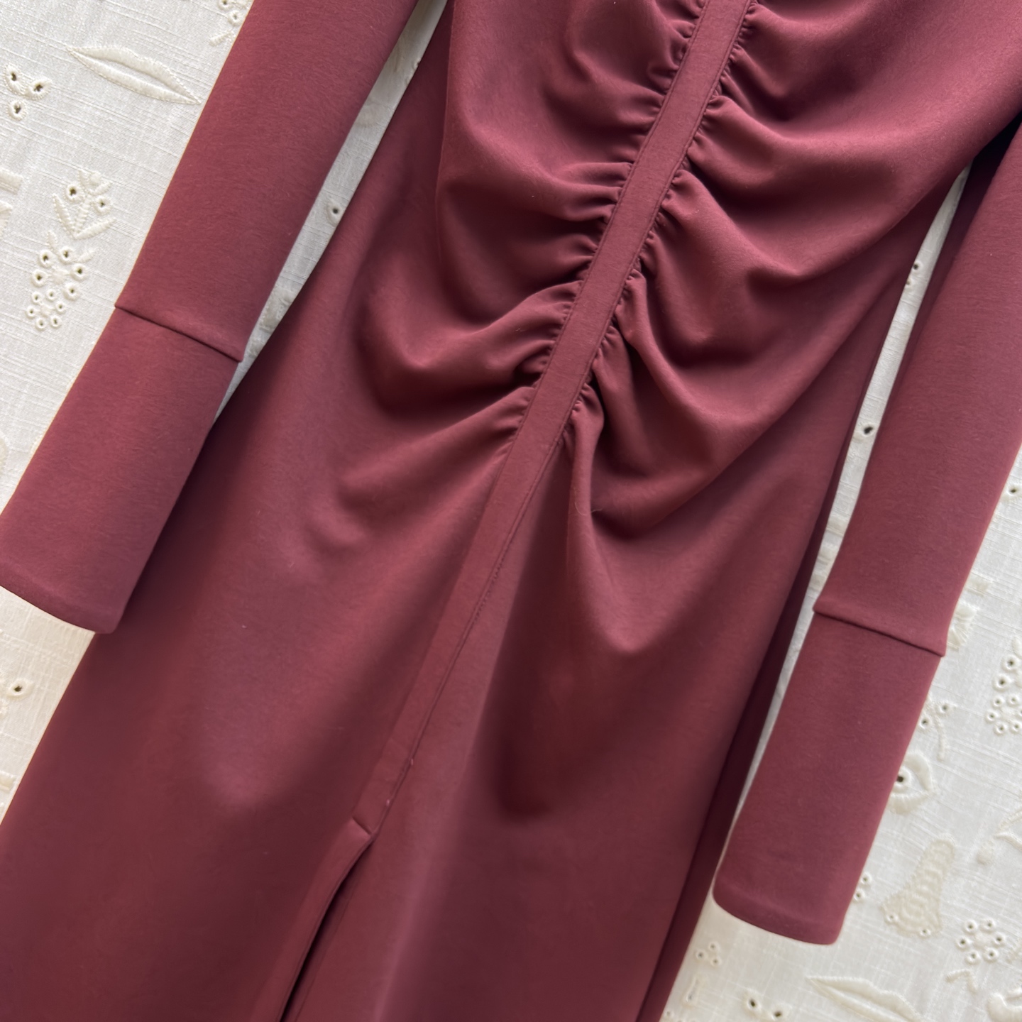 异形扣装饰翻领褶皱连衣裙 高级质感风✨ 把“氛围感”穿在身上 ✨翻领设计自带气场 前襟褶皱巧妙收腰 勾勒