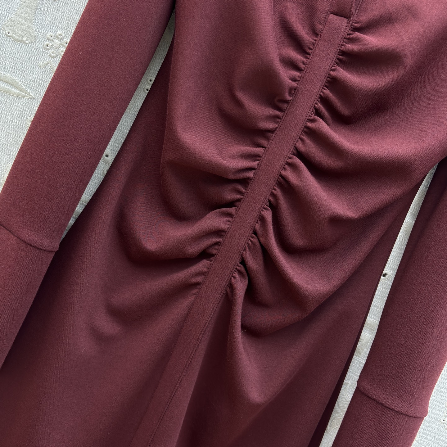 异形扣装饰翻领褶皱连衣裙 高级质感风✨ 把“氛围感”穿在身上 ✨翻领设计自带气场 前襟褶皱巧妙收腰 勾勒