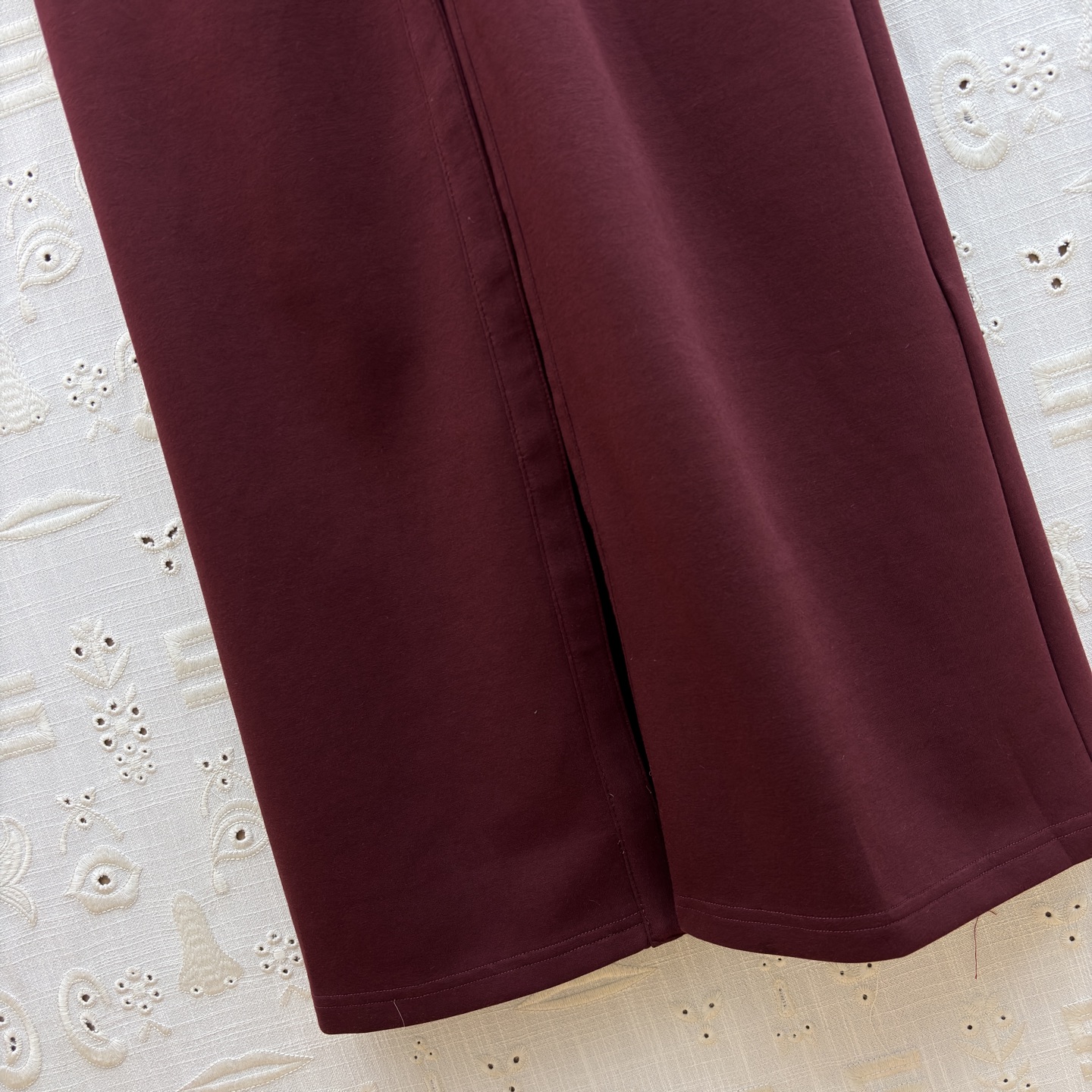 异形扣装饰翻领褶皱连衣裙 高级质感风✨ 把“氛围感”穿在身上 ✨翻领设计自带气场 前襟褶皱巧妙收腰 勾勒