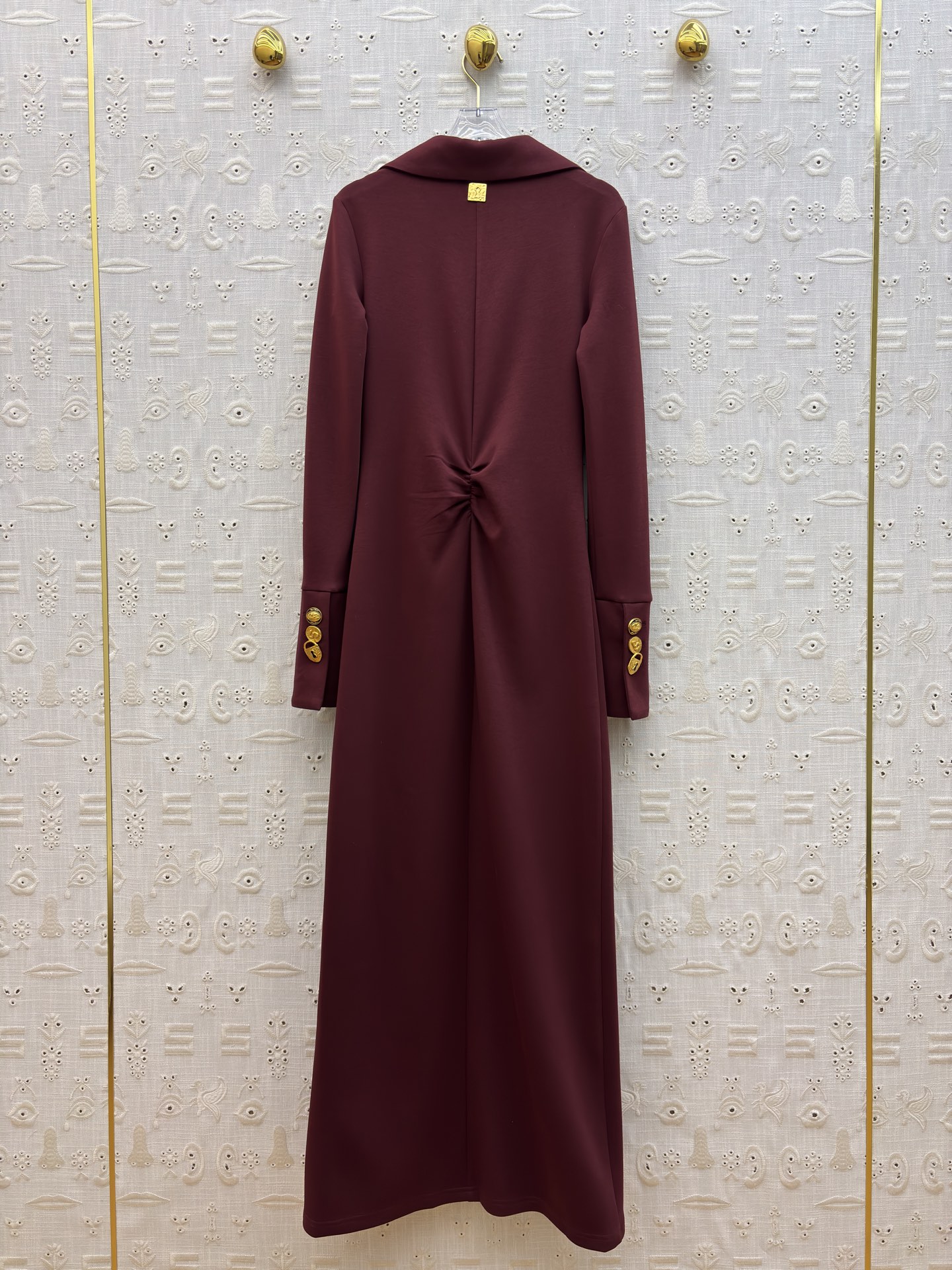 异形扣装饰翻领褶皱连衣裙 高级质感风✨ 把“氛围感”穿在身上 ✨翻领设计自带气场 前襟褶皱巧妙收腰 勾勒