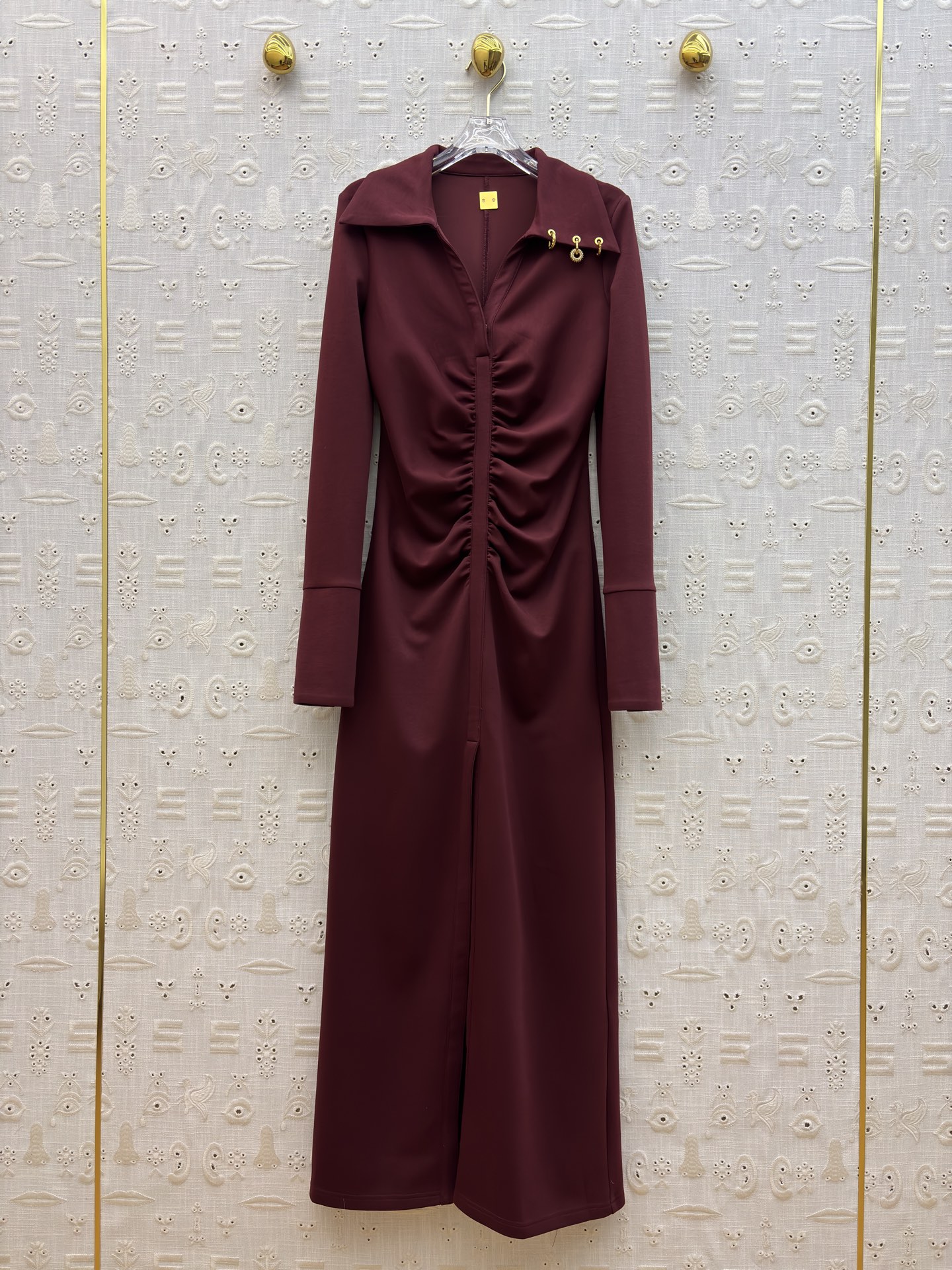 异形扣装饰翻领褶皱连衣裙 高级质感风✨ 把“氛围感”穿在身上 ✨翻领设计自带气场 前襟褶皱巧妙收腰 勾勒