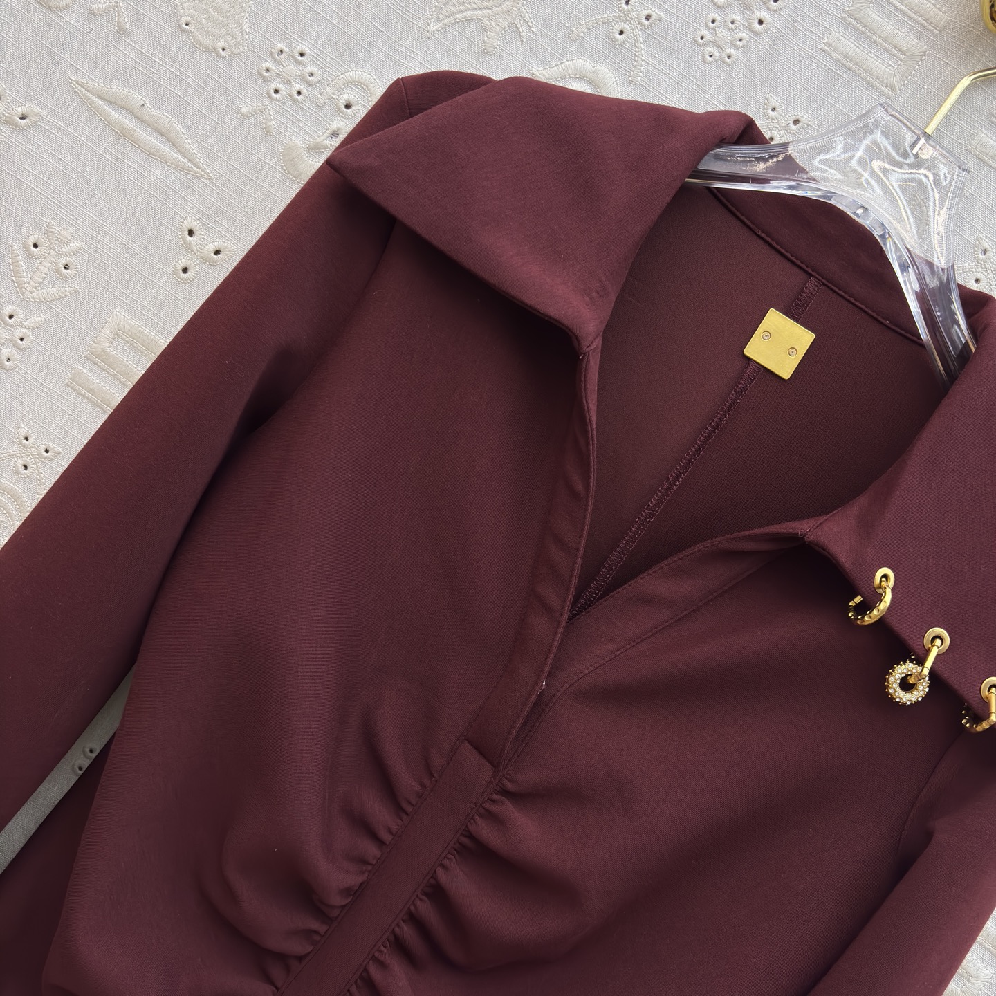 异形扣装饰翻领褶皱连衣裙 高级质感风✨ 把“氛围感”穿在身上 ✨翻领设计自带气场 前襟褶皱巧妙收腰 勾勒