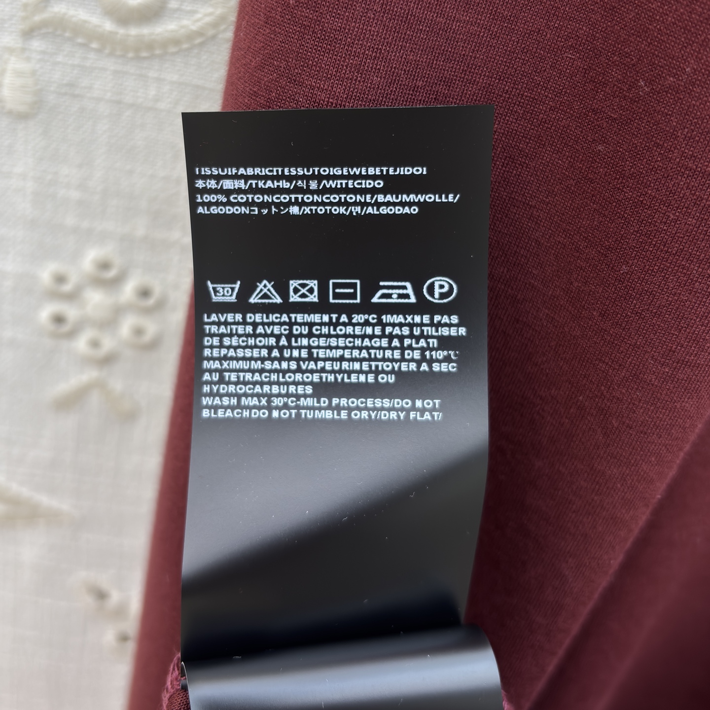 异形扣装饰翻领褶皱连衣裙 高级质感风✨ 把“氛围感”穿在身上 ✨翻领设计自带气场 前襟褶皱巧妙收腰 勾勒