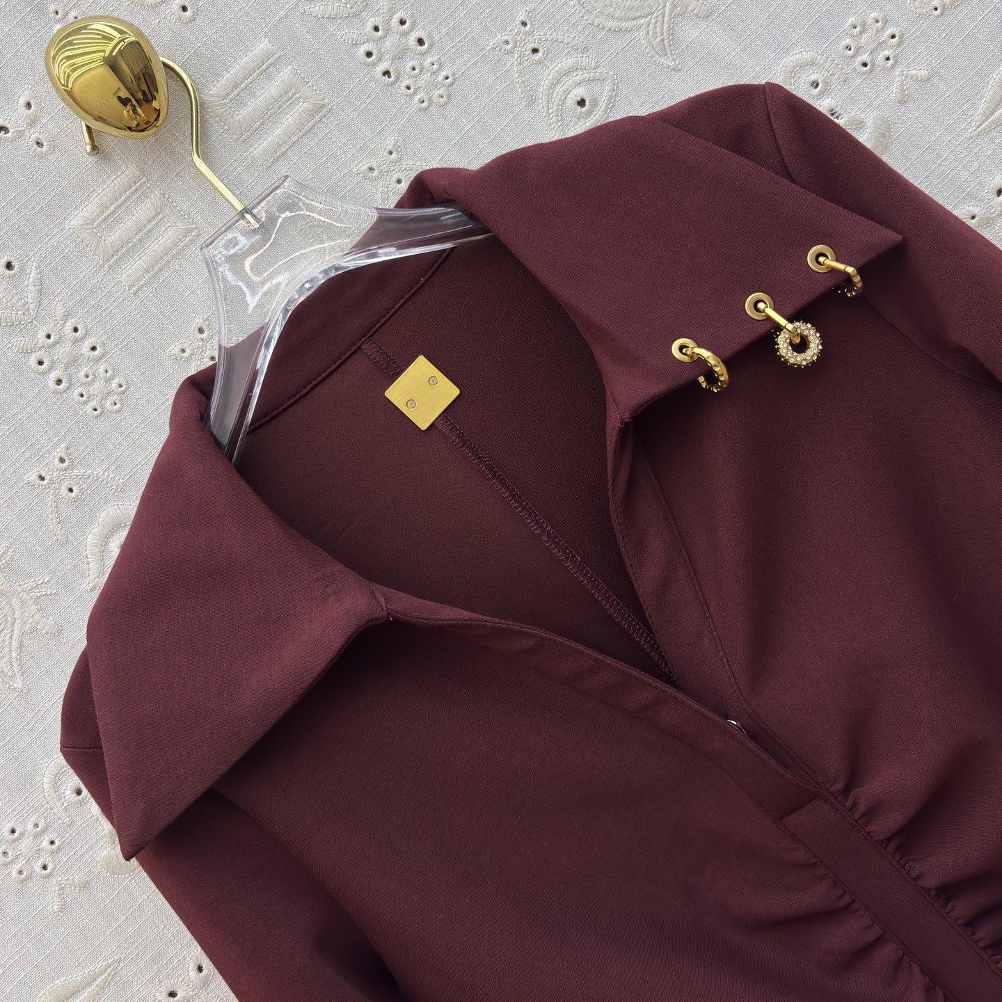 异形扣装饰翻领褶皱连衣裙 高级质感风✨ 把“氛围感”穿在身上 ✨翻领设计自带气场 前襟褶皱巧妙收腰 勾勒