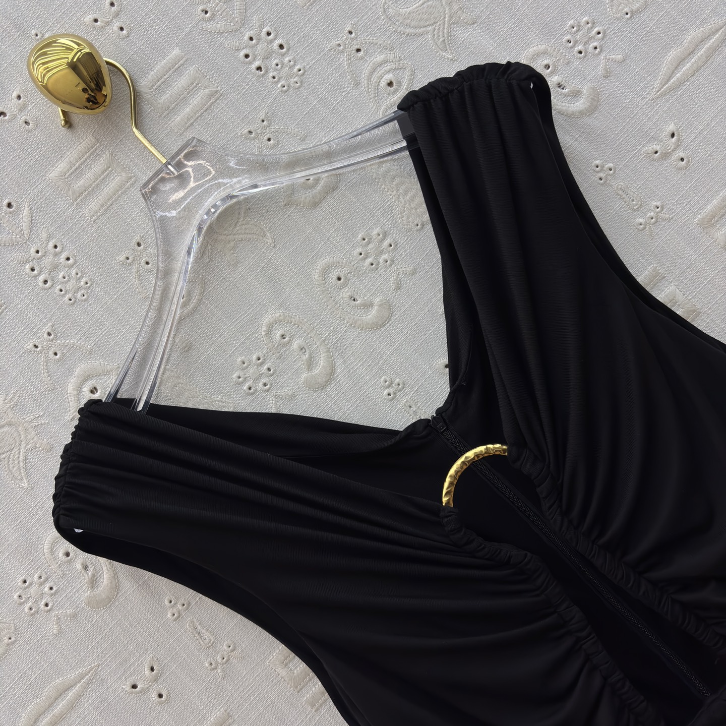 Sch 26新款 缕空钥匙形褶皱连衣裙 像揉碎的月光裹在衣料里 低领与腰侧镂空藏着恰到好处的性感 垂坠感