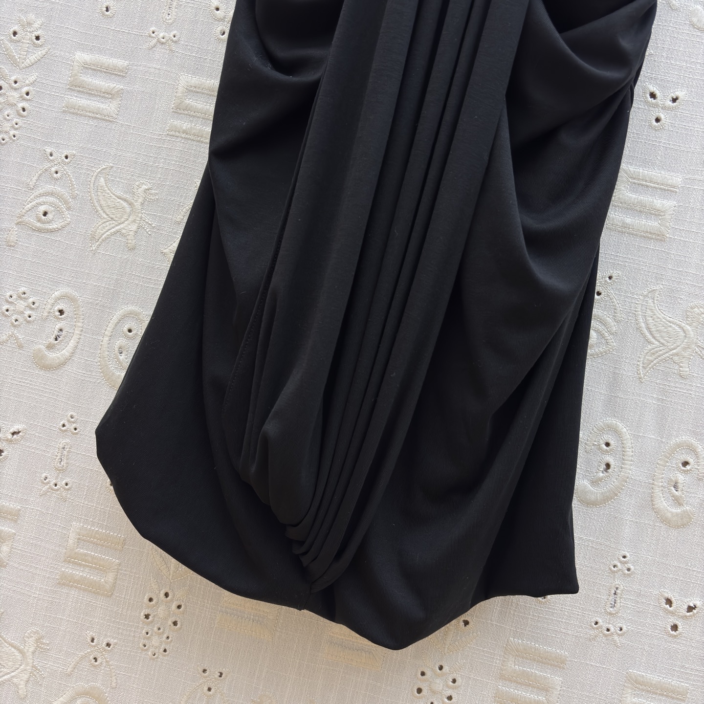 Sch 26新款 缕空钥匙形褶皱连衣裙 像揉碎的月光裹在衣料里 低领与腰侧镂空藏着恰到好处的性感 垂坠感