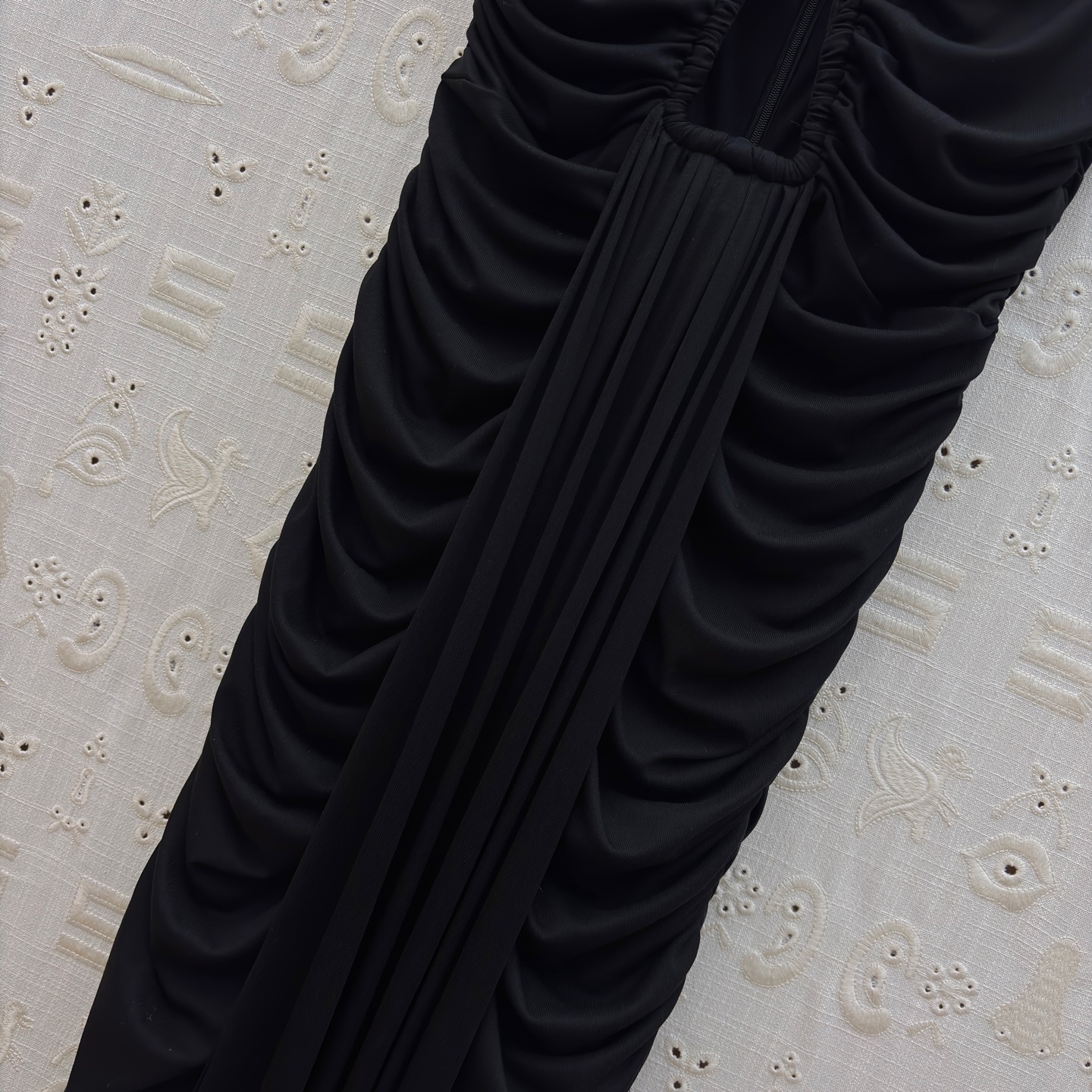 Sch 26新款 缕空钥匙形褶皱连衣裙 像揉碎的月光裹在衣料里 低领与腰侧镂空藏着恰到好处的性感 垂坠感