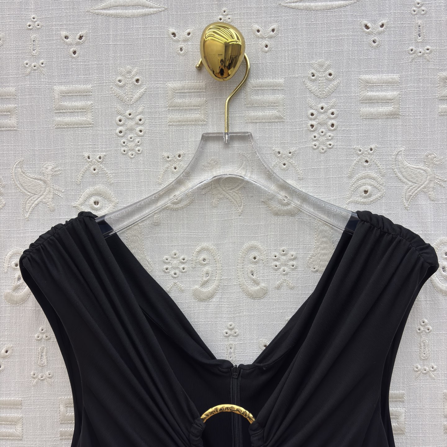 Sch 26新款 缕空钥匙形褶皱连衣裙 像揉碎的月光裹在衣料里 低领与腰侧镂空藏着恰到好处的性感 垂坠感