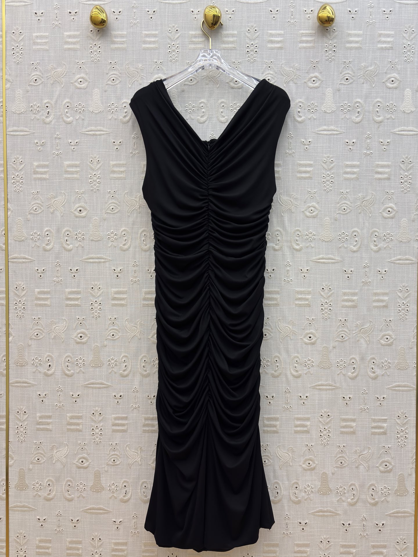 Sch 26新款 缕空钥匙形褶皱连衣裙 像揉碎的月光裹在衣料里 低领与腰侧镂空藏着恰到好处的性感 垂坠感