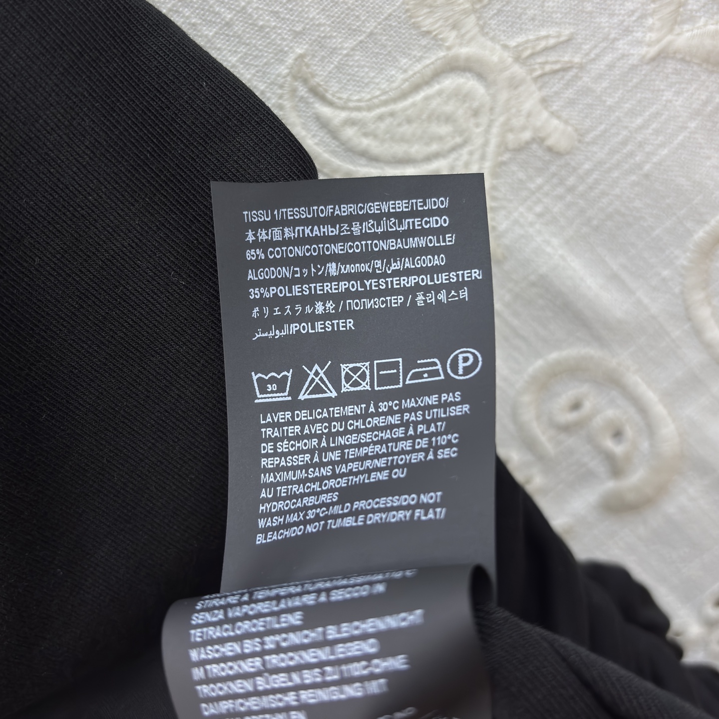 Sch 26新款 缕空钥匙形褶皱连衣裙 像揉碎的月光裹在衣料里 低领与腰侧镂空藏着恰到好处的性感 垂坠感