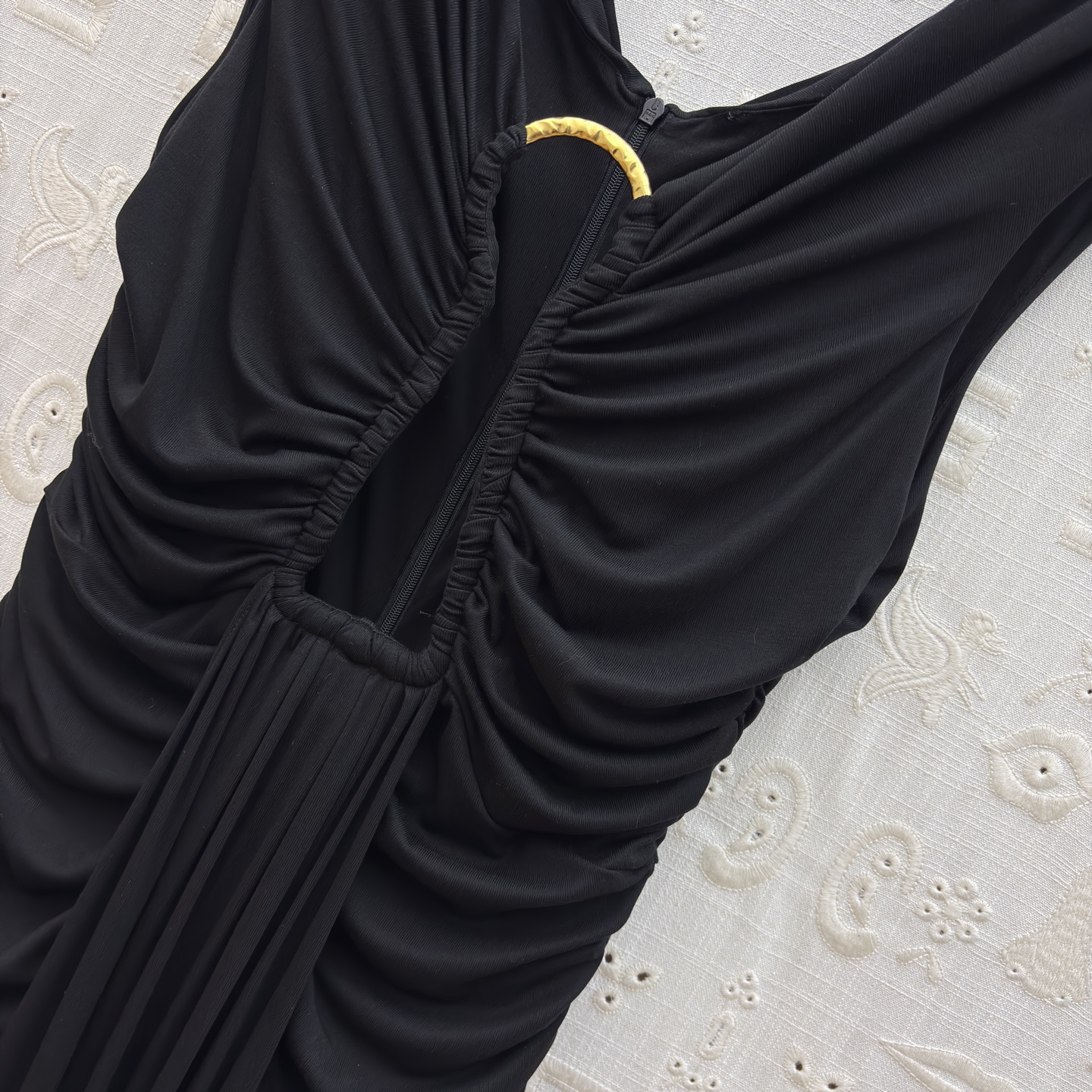 Sch 26新款 缕空钥匙形褶皱连衣裙 像揉碎的月光裹在衣料里 低领与腰侧镂空藏着恰到好处的性感 垂坠感