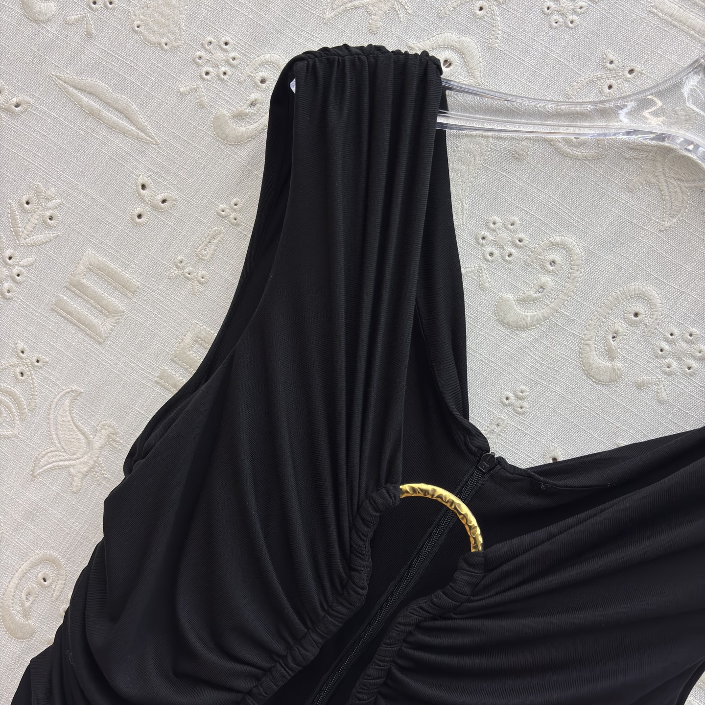 Sch 26新款 缕空钥匙形褶皱连衣裙 像揉碎的月光裹在衣料里 低领与腰侧镂空藏着恰到好处的性感 垂坠感