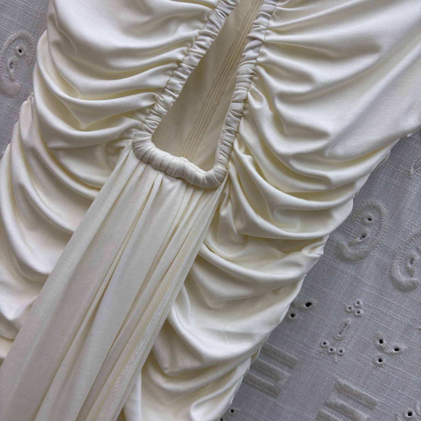 Sch 26新款 缕空钥匙形褶皱连衣裙 像揉碎的月光裹在衣料里 低领与腰侧镂空藏着恰到好处的性感 垂坠感