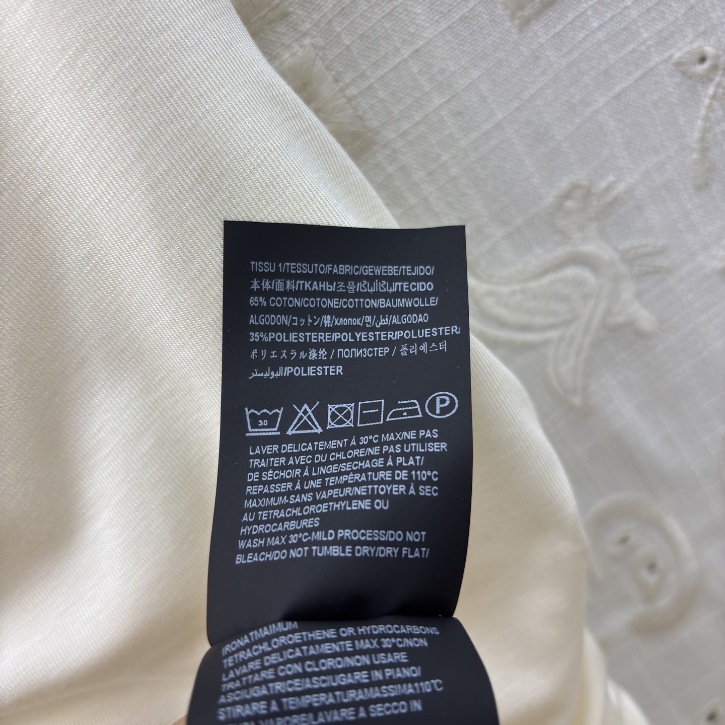 Sch 26新款 缕空钥匙形褶皱连衣裙 像揉碎的月光裹在衣料里 低领与腰侧镂空藏着恰到好处的性感 垂坠感