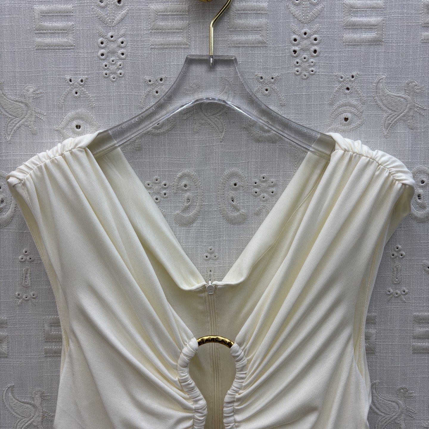 Sch 26新款 缕空钥匙形褶皱连衣裙 像揉碎的月光裹在衣料里 低领与腰侧镂空藏着恰到好处的性感 垂坠感