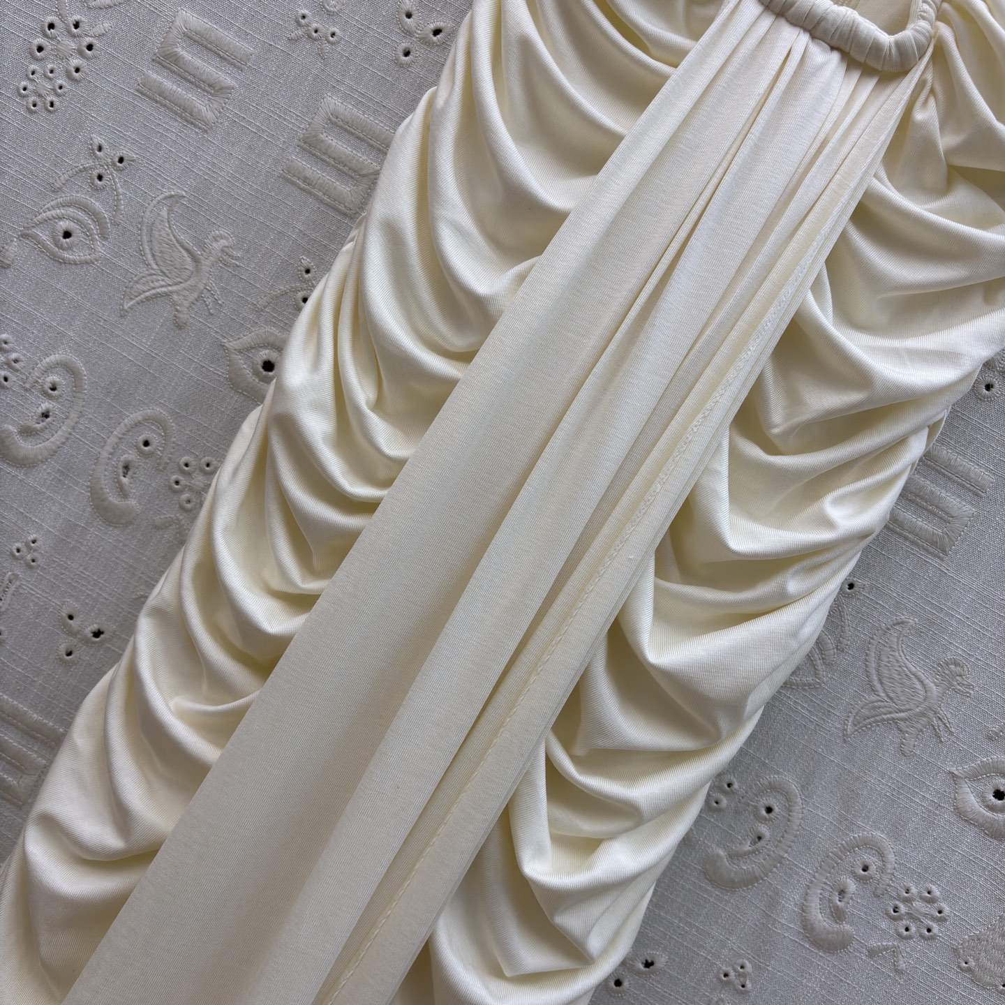 Sch 26新款 缕空钥匙形褶皱连衣裙 像揉碎的月光裹在衣料里 低领与腰侧镂空藏着恰到好处的性感 垂坠感