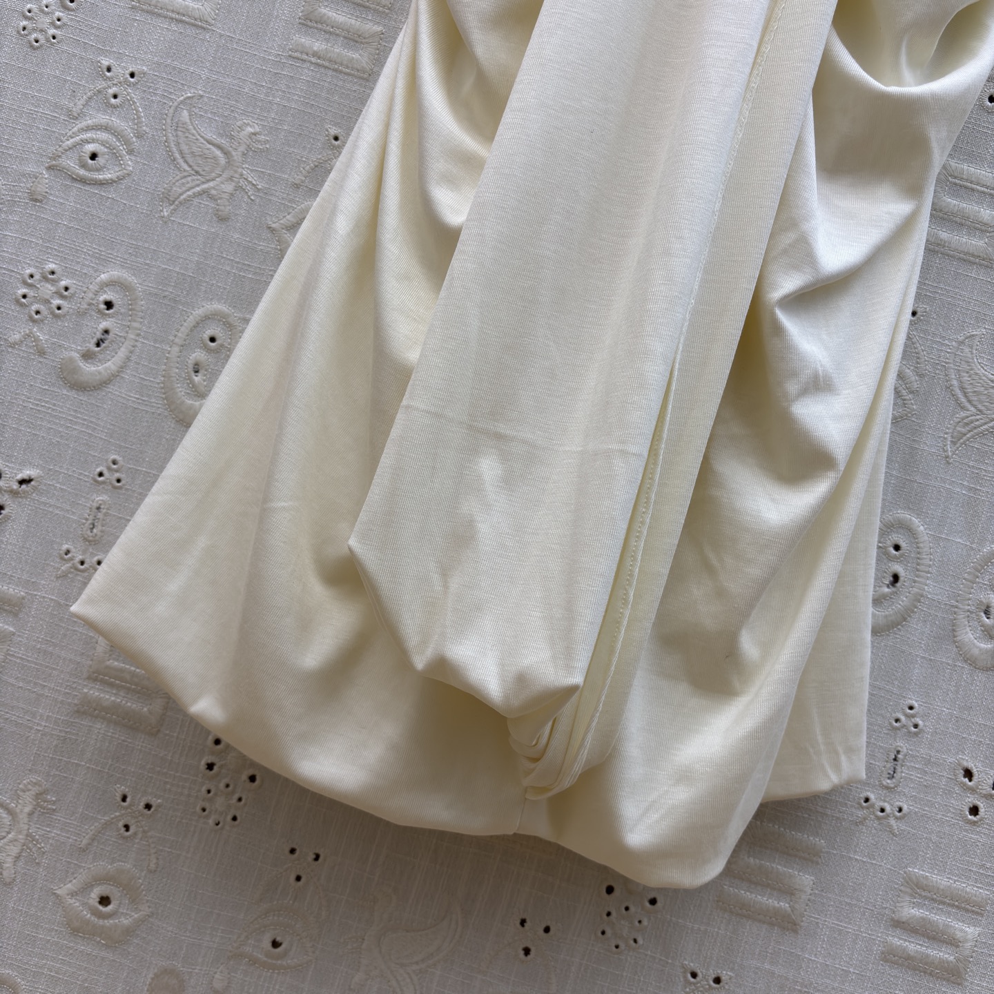 Sch 26新款 缕空钥匙形褶皱连衣裙 像揉碎的月光裹在衣料里 低领与腰侧镂空藏着恰到好处的性感 垂坠感