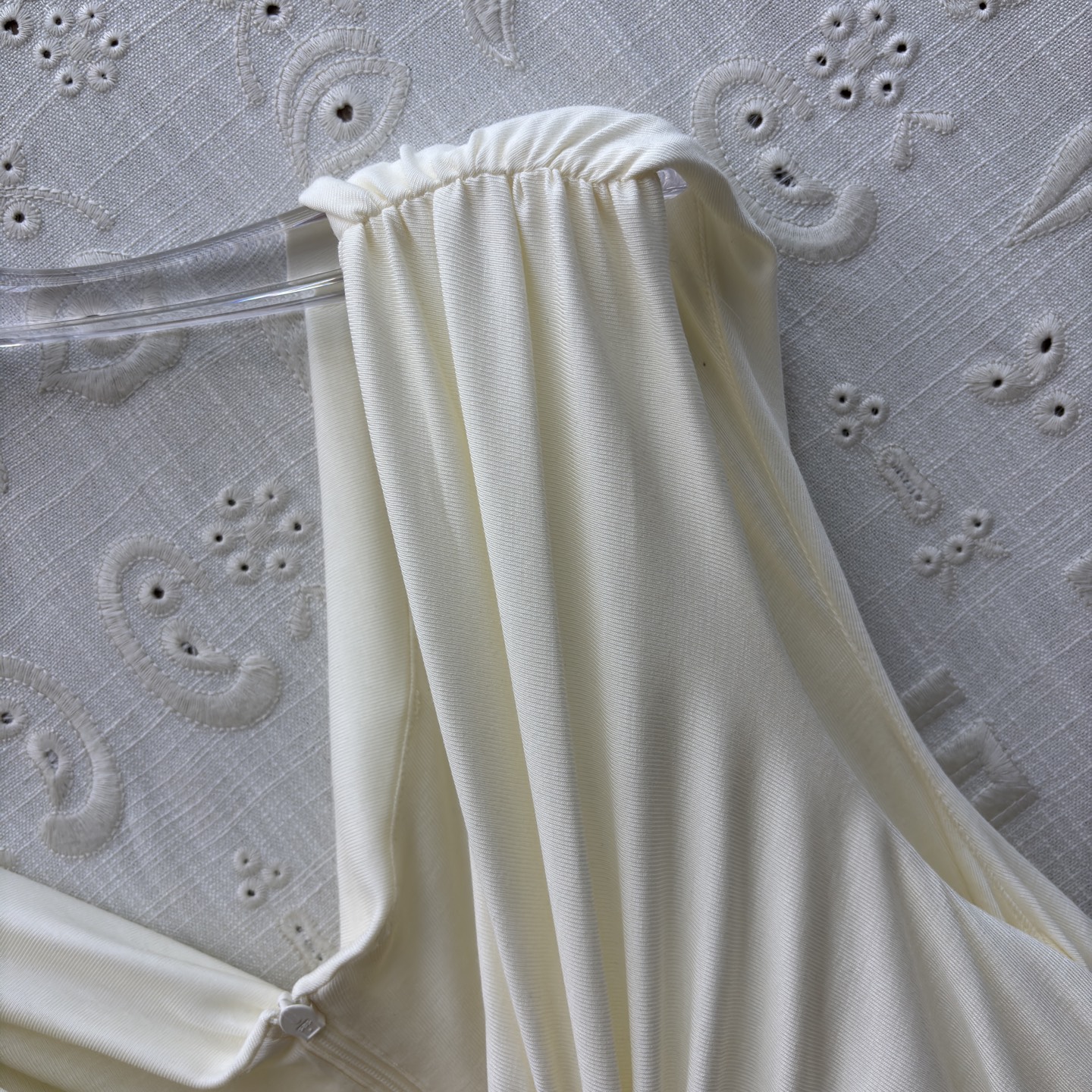 Sch 26新款 缕空钥匙形褶皱连衣裙 像揉碎的月光裹在衣料里 低领与腰侧镂空藏着恰到好处的性感 垂坠感