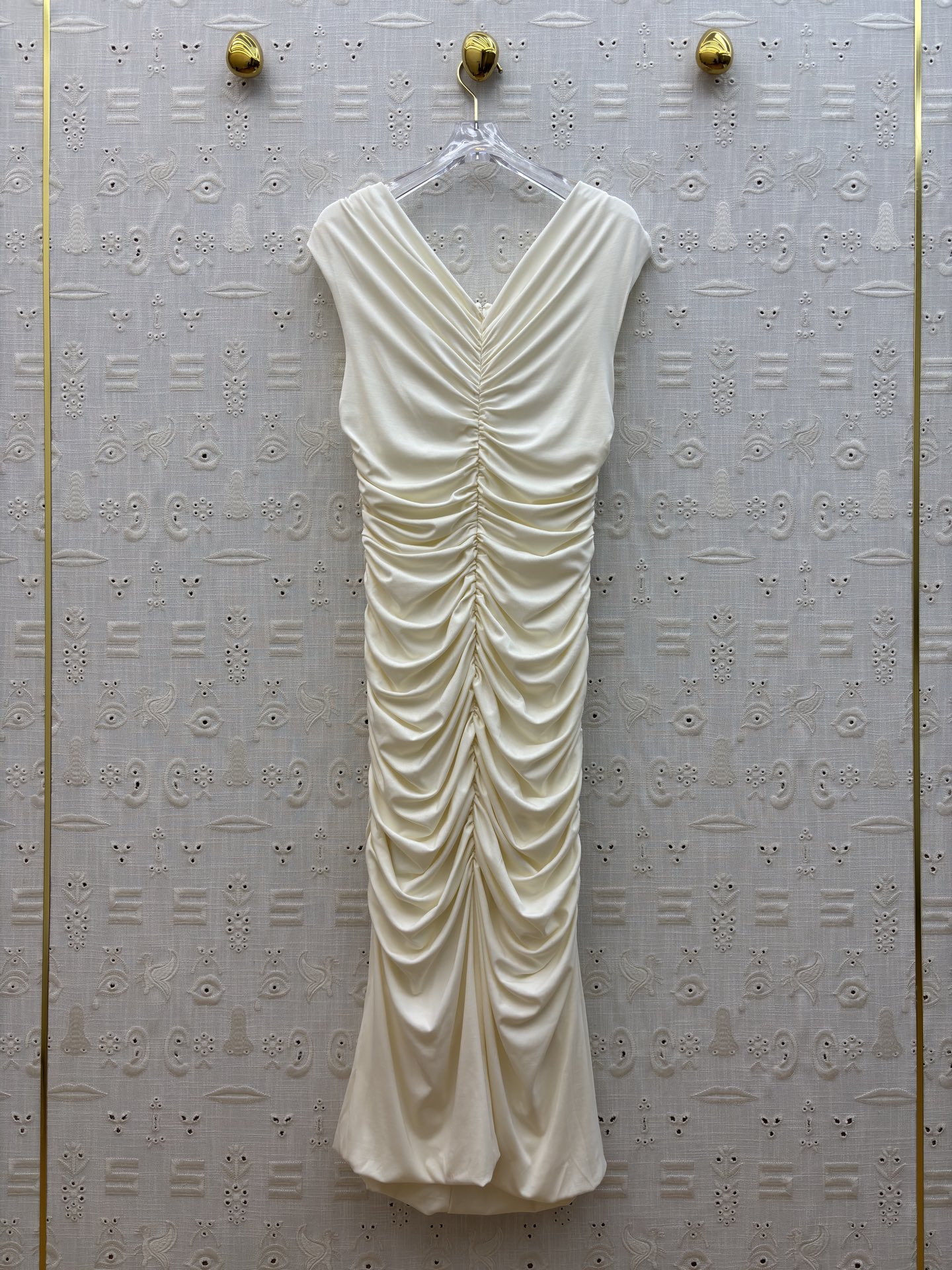 Sch 26新款 缕空钥匙形褶皱连衣裙 像揉碎的月光裹在衣料里 低领与腰侧镂空藏着恰到好处的性感 垂坠感