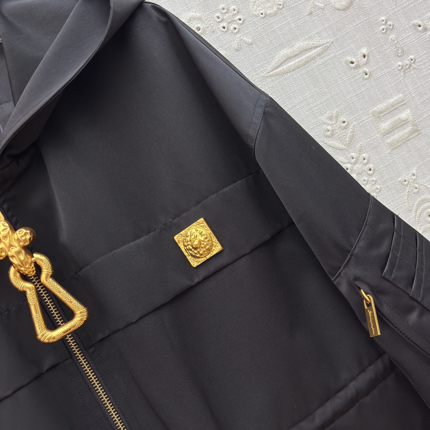 Sch 26早春 异形扣工装风连帽外套 工装风多口袋+异形金属扣设计超有细节感 酷帅又不失个性 连帽宽松