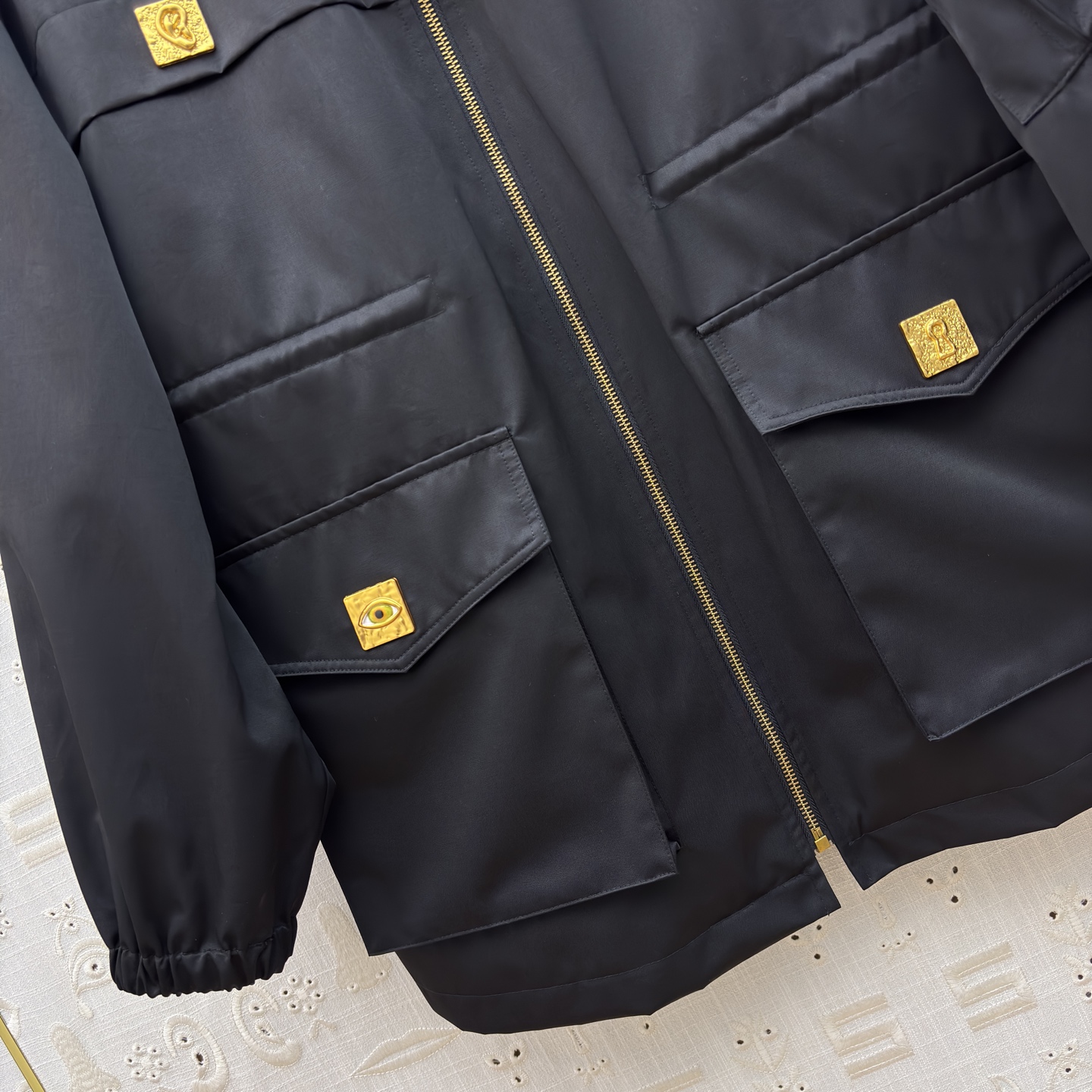 Sch 26早春 异形扣工装风连帽外套 工装风多口袋+异形金属扣设计超有细节感 酷帅又不失个性 连帽宽松