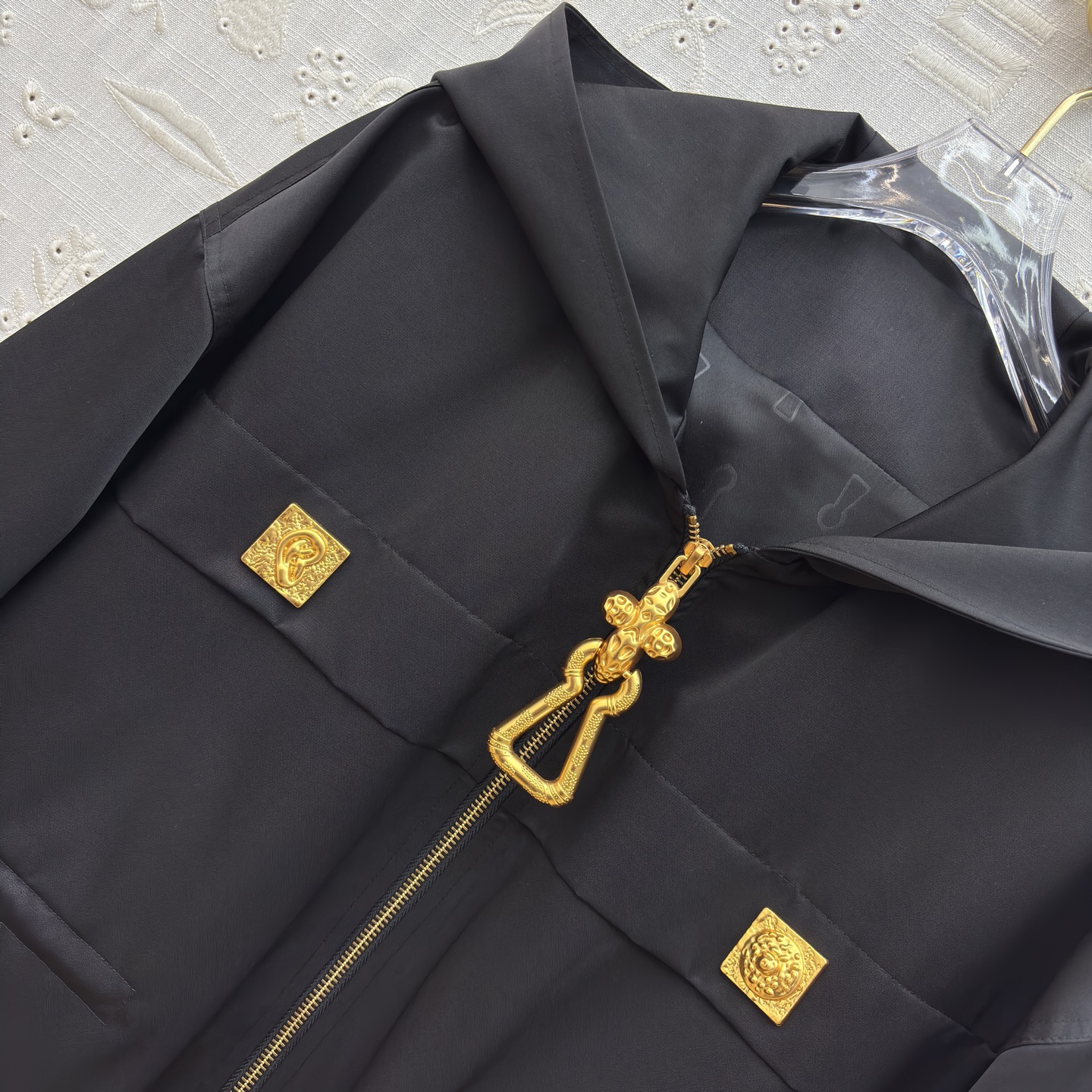 Sch 26早春 异形扣工装风连帽外套 工装风多口袋+异形金属扣设计超有细节感 酷帅又不失个性 连帽宽松