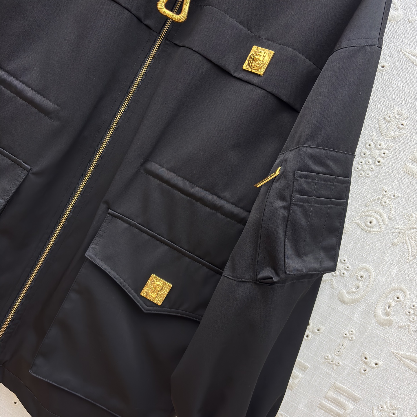 Sch 26早春 异形扣工装风连帽外套 工装风多口袋+异形金属扣设计超有细节感 酷帅又不失个性 连帽宽松