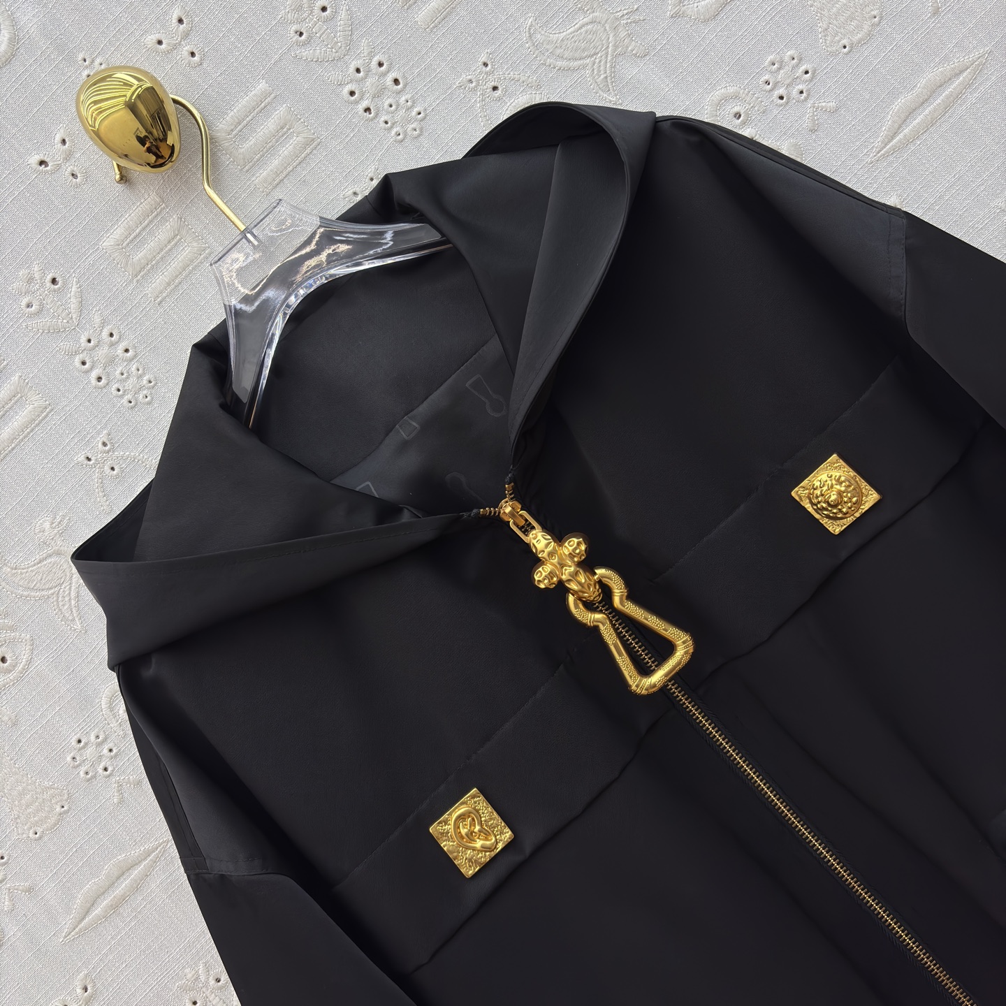 Sch 26早春 异形扣工装风连帽外套 工装风多口袋+异形金属扣设计超有细节感 酷帅又不失个性 连帽宽松