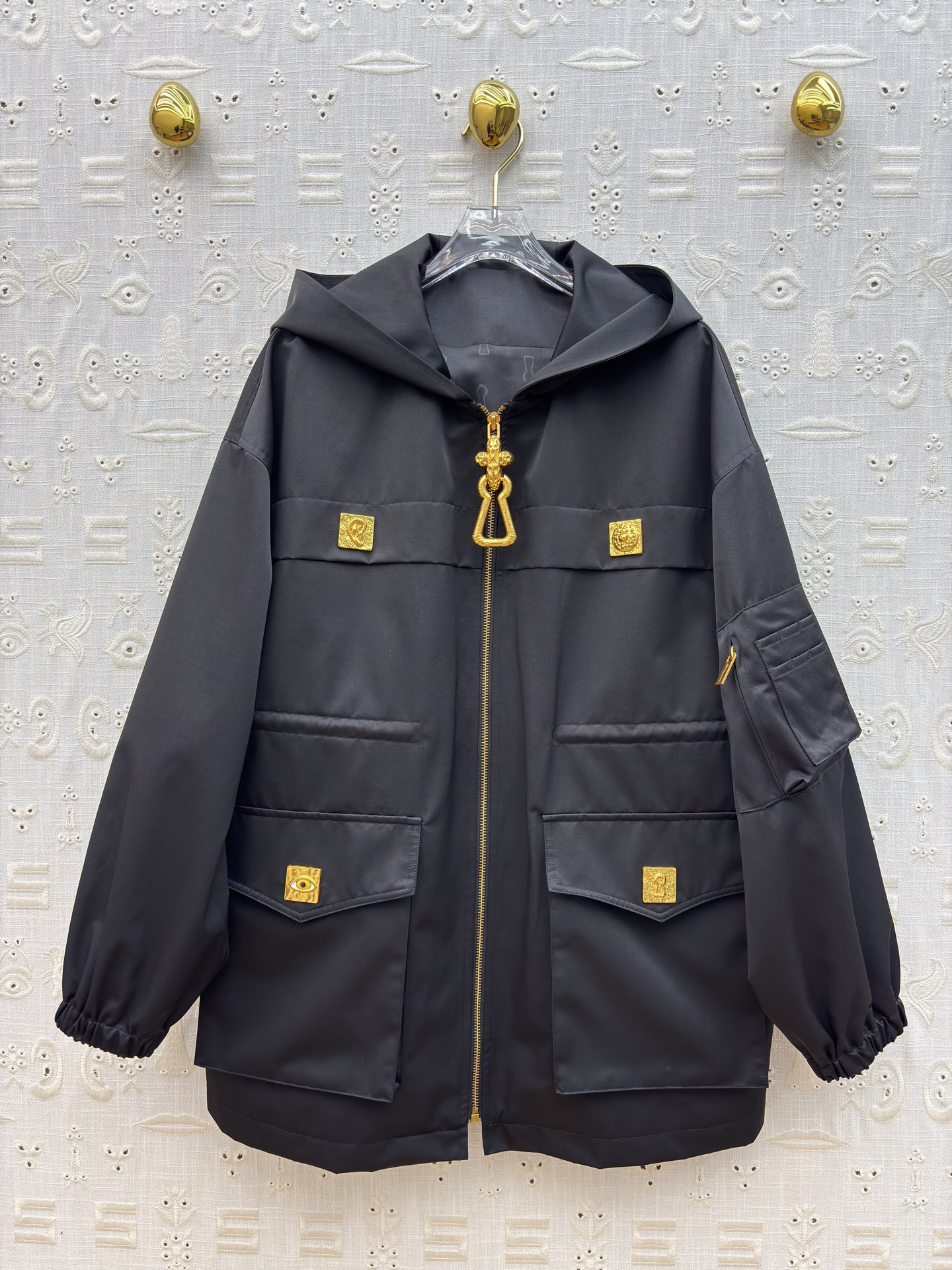 Sch 26早春 异形扣工装风连帽外套 工装风多口袋+异形金属扣设计超有细节感 酷帅又不失个性 连帽宽松