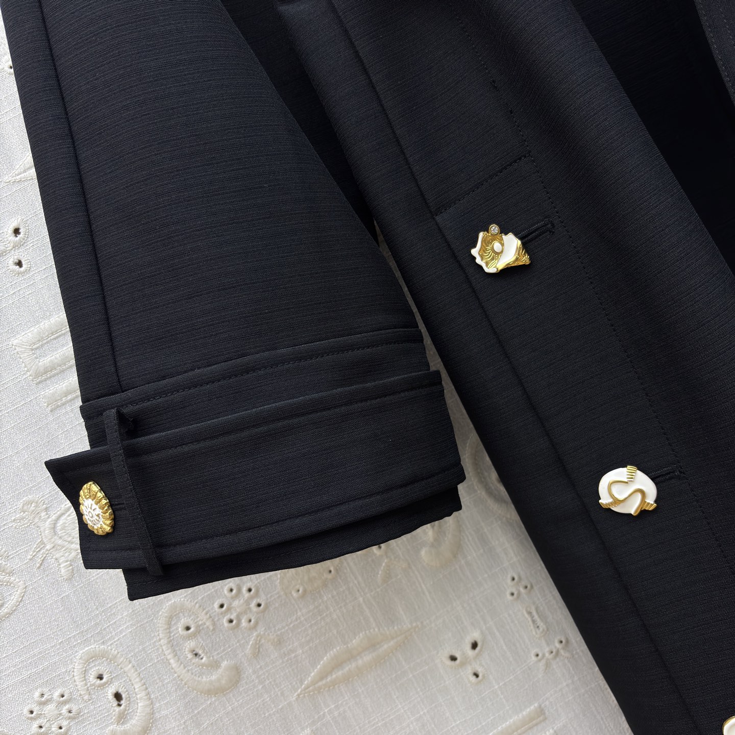 Sch 26春夏氛围感 一件就够了 重工艺五金装饰 ✨利落剪裁勾勒优雅线条 米白/卡其/黑三色演绎不同气